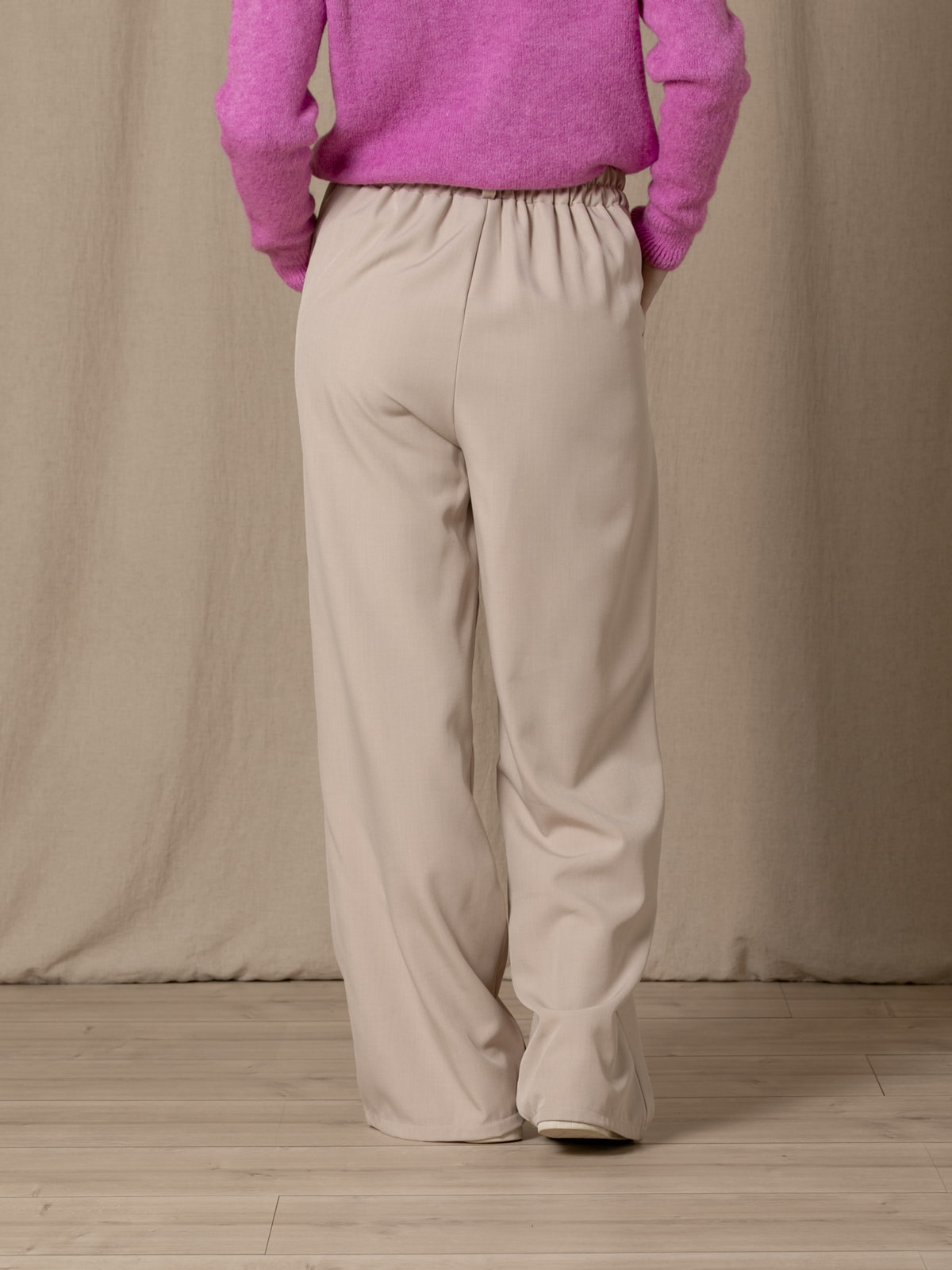 Pantalón fluido de pinza color Piedra