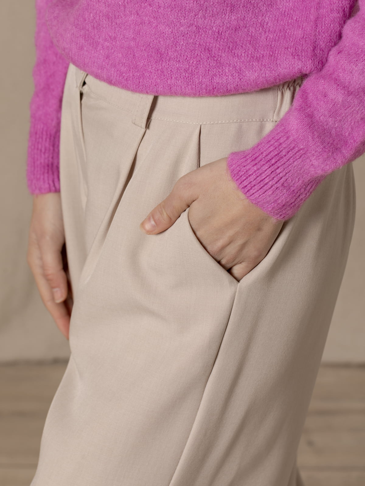 Pantalón fluido de pinza color Piedra