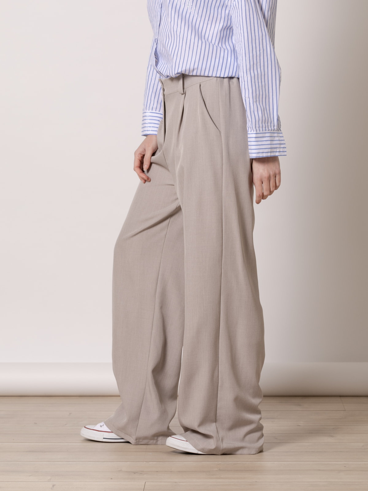 Pantalón fluido de pinza color Taupe