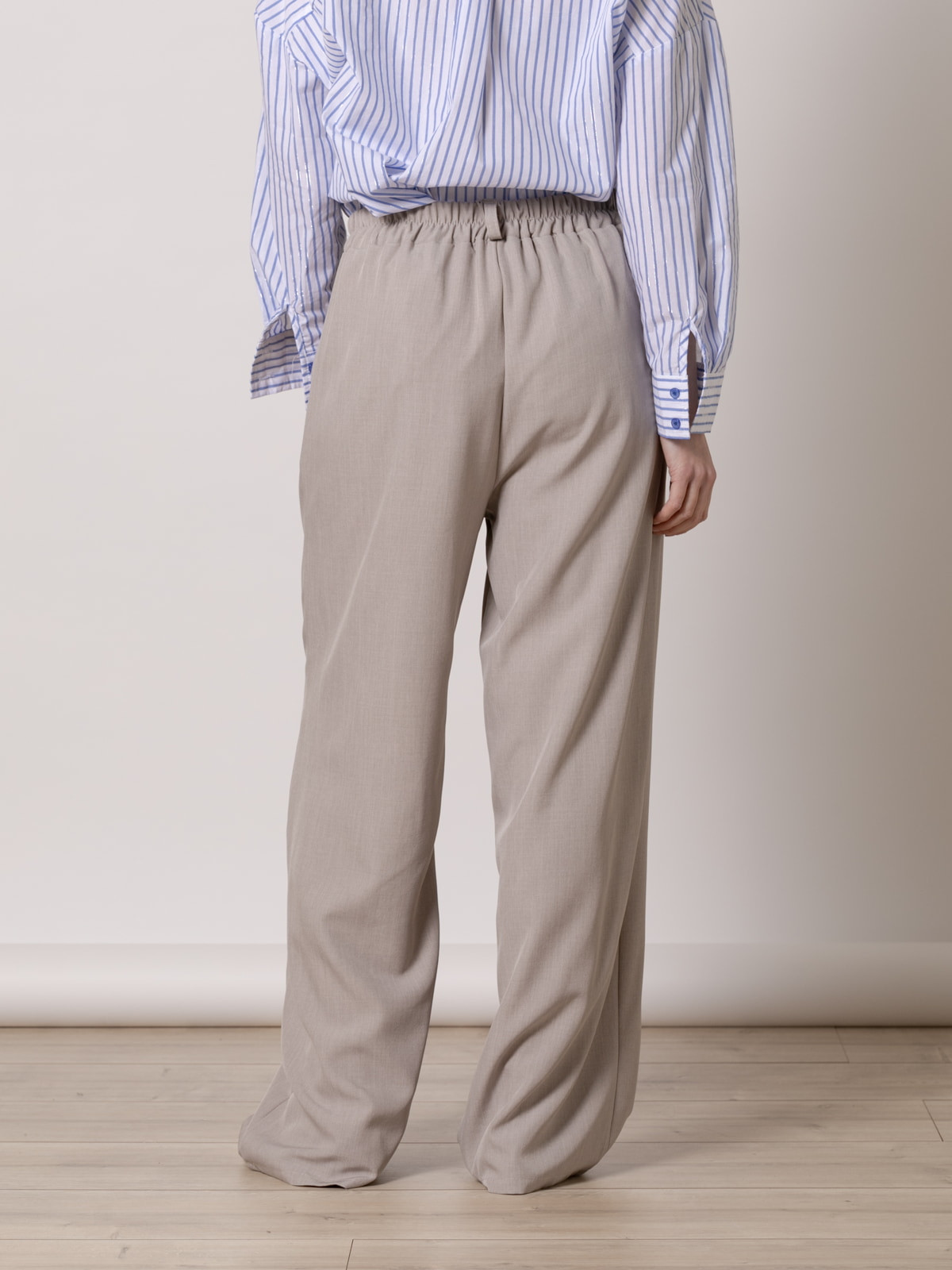 Pantalón fluido de pinza color Taupe