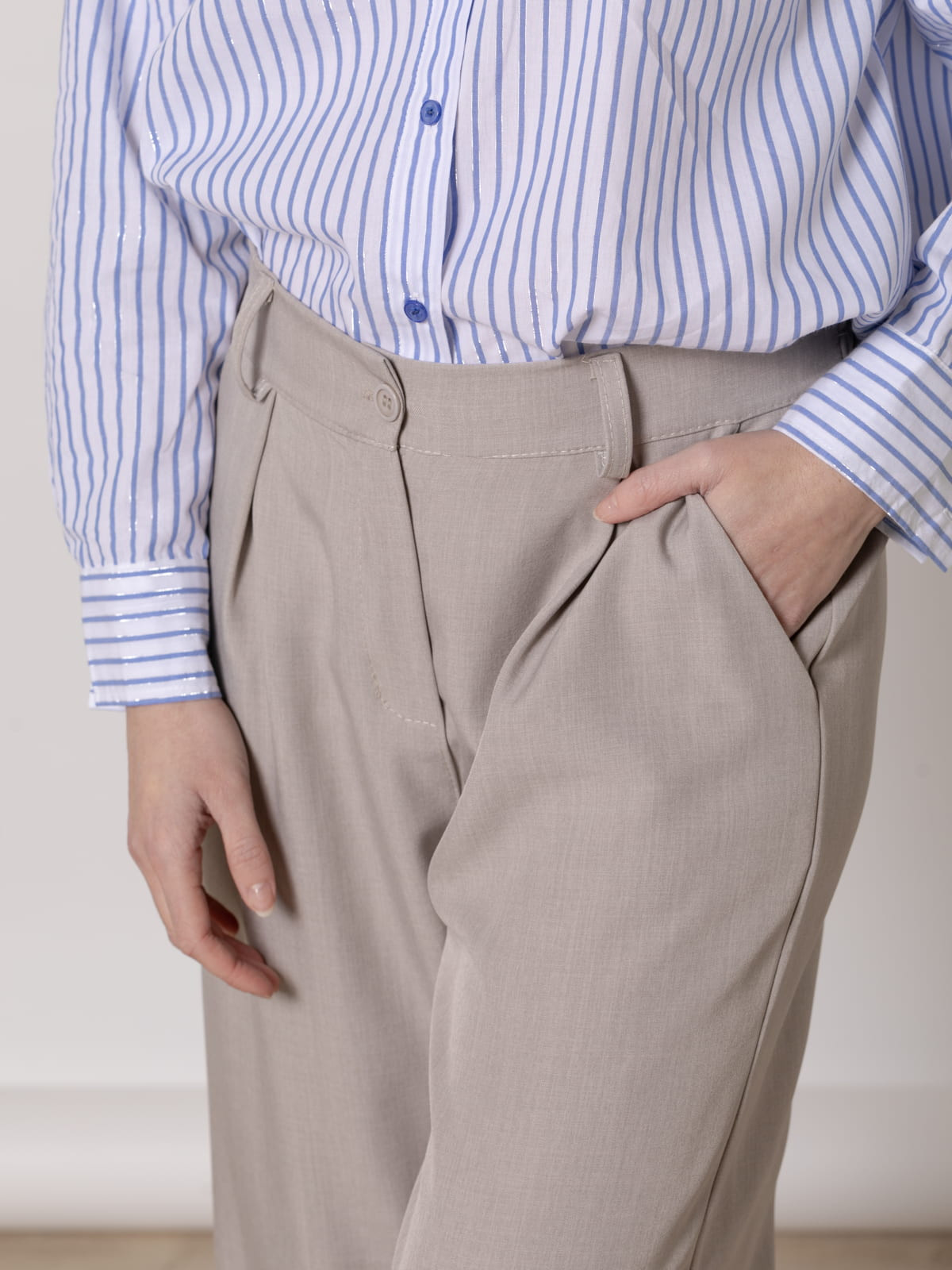 Pantalón fluido de pinza color Taupe