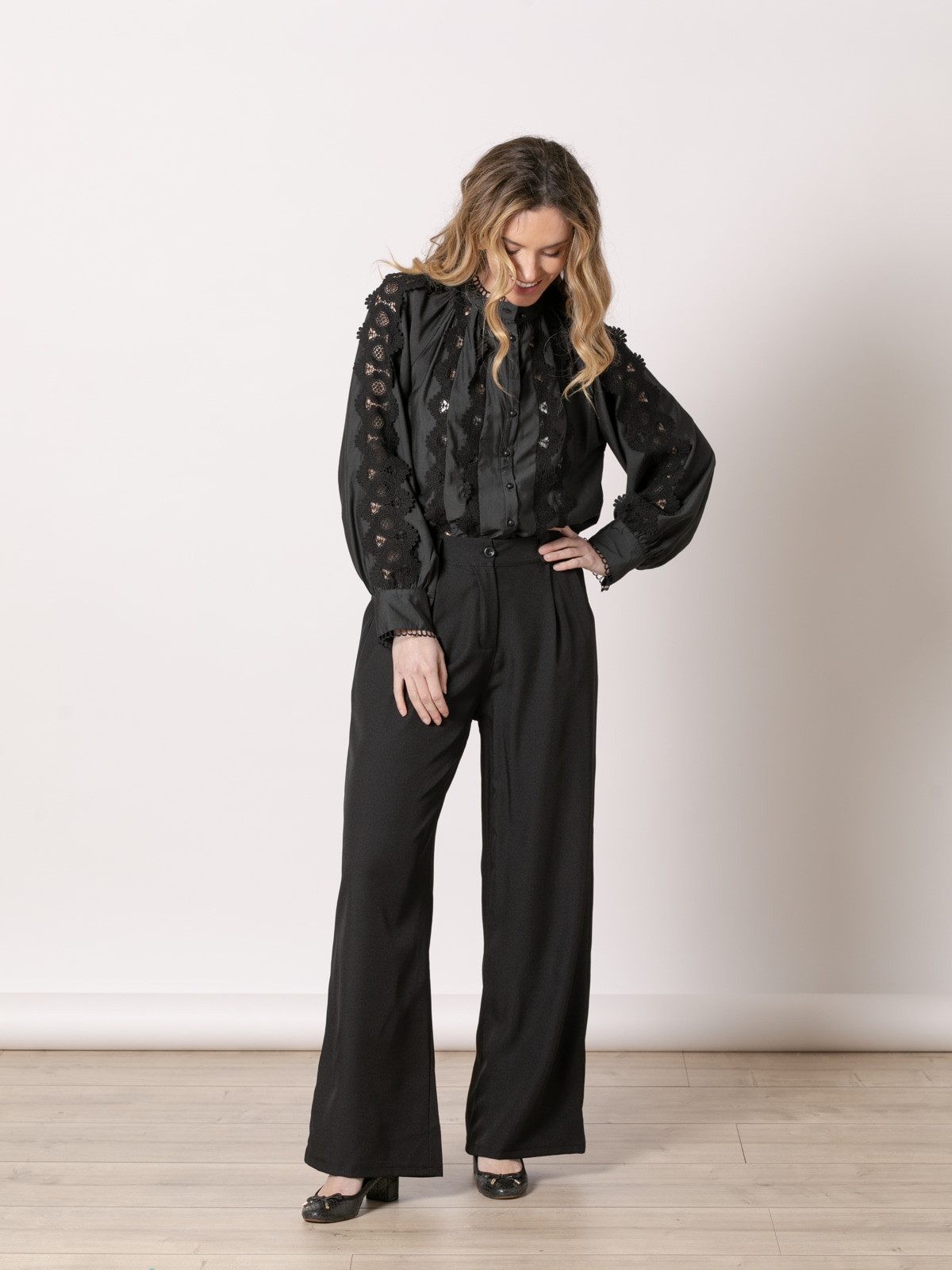 Flowing pleated trousers  Black colour