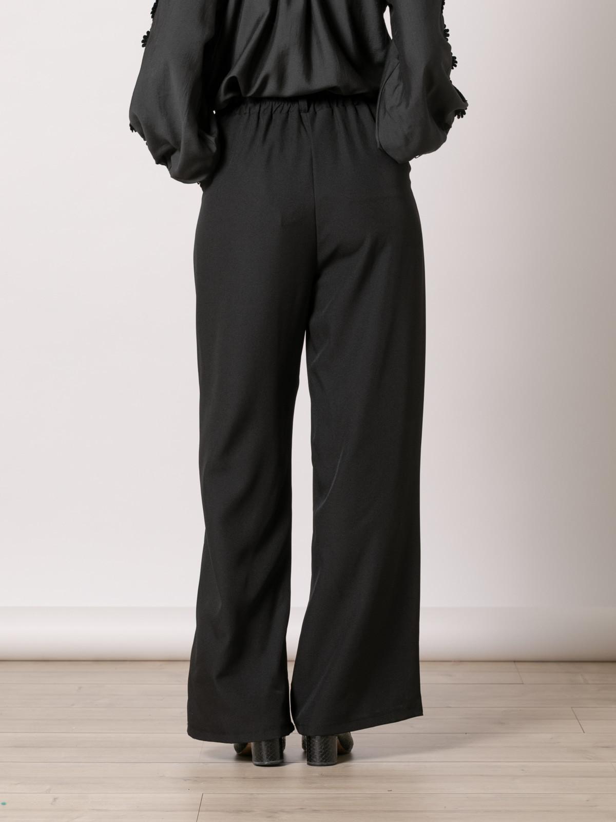 Pantalón fluido de pinza color Negro