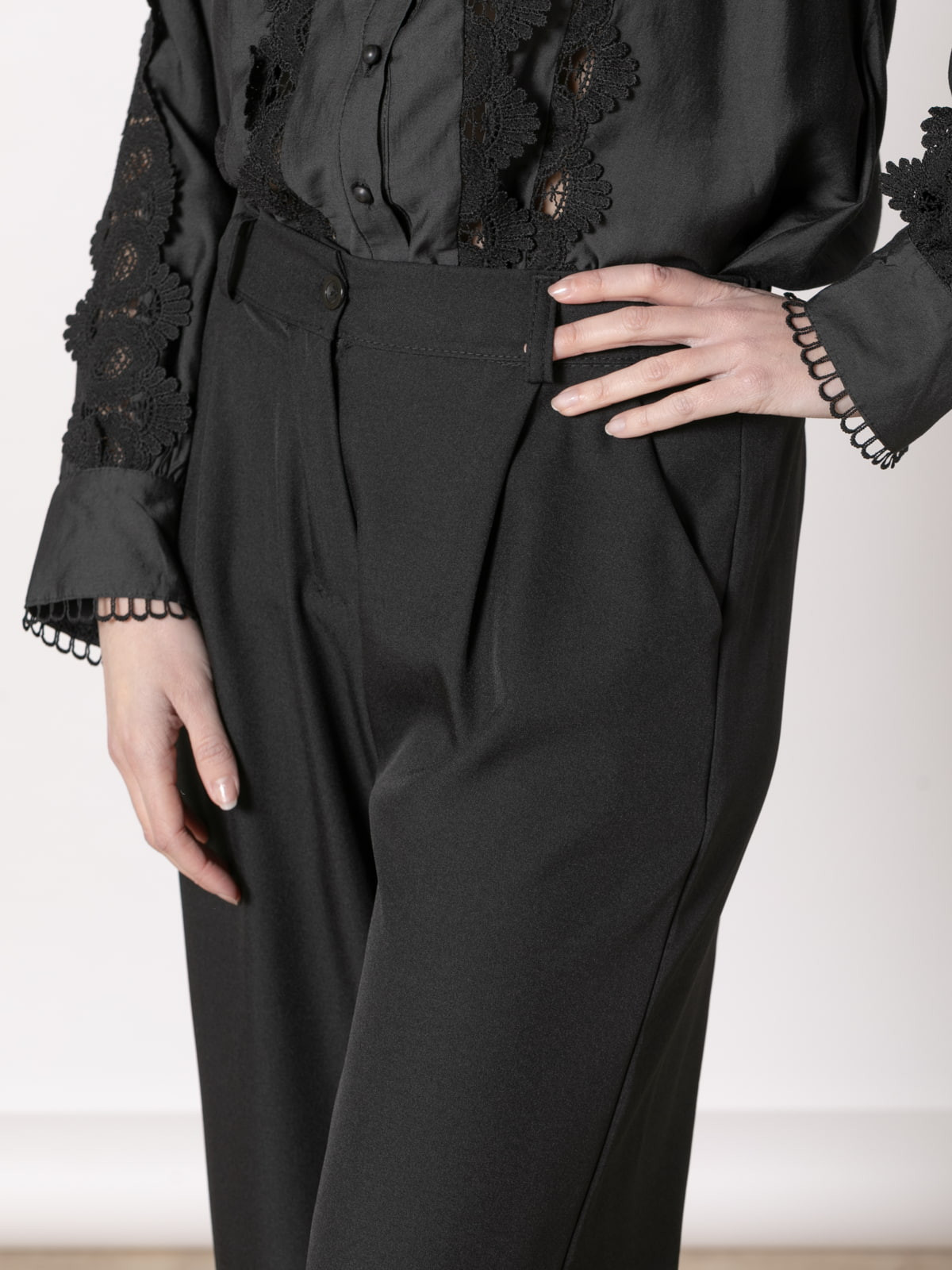 Flowing pleated trousers  Black colour