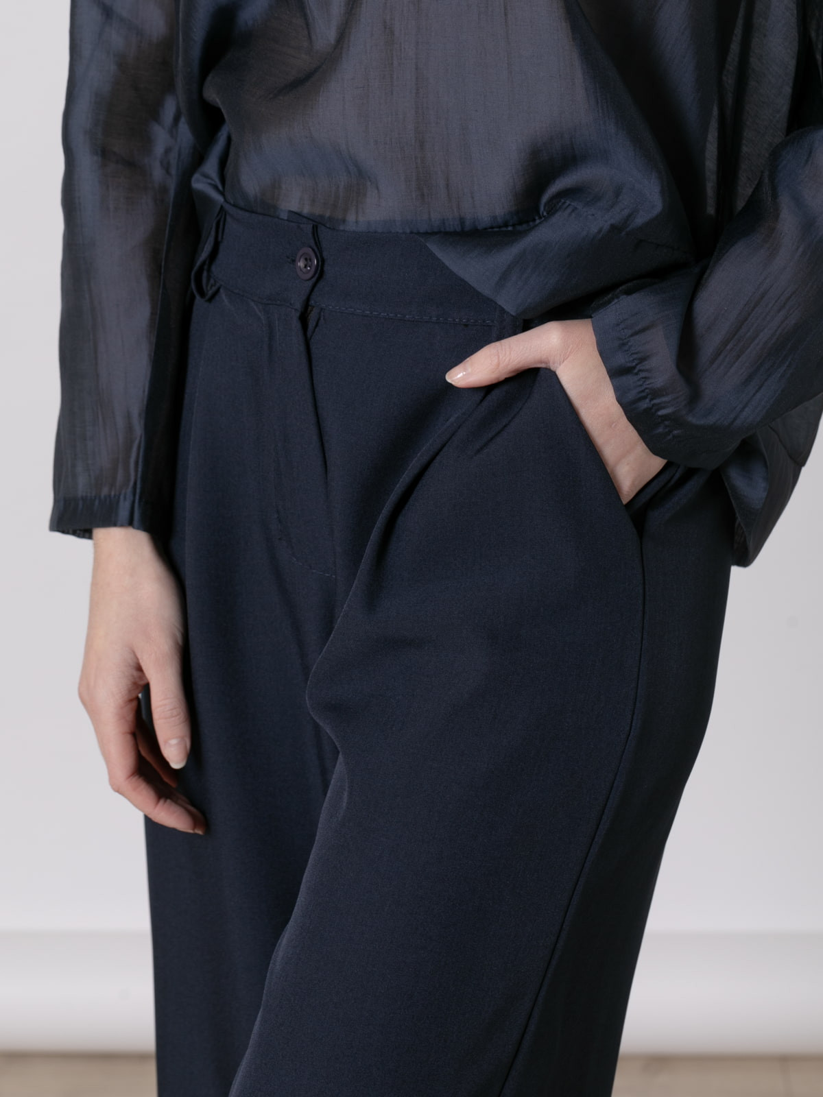 Pantalón fluido de pinza color Azul Marino