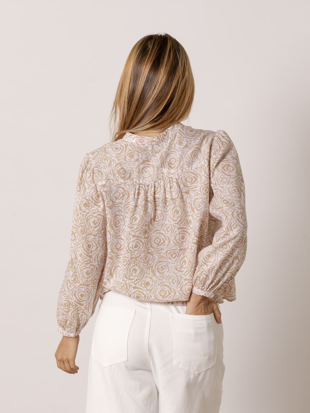 Camisa c/caja dibujo camelias color Beige