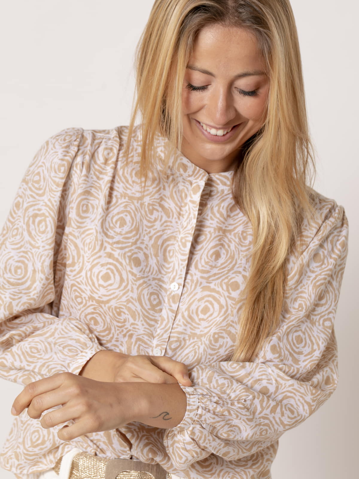 Camisa c/caja dibujo camelias color Beige