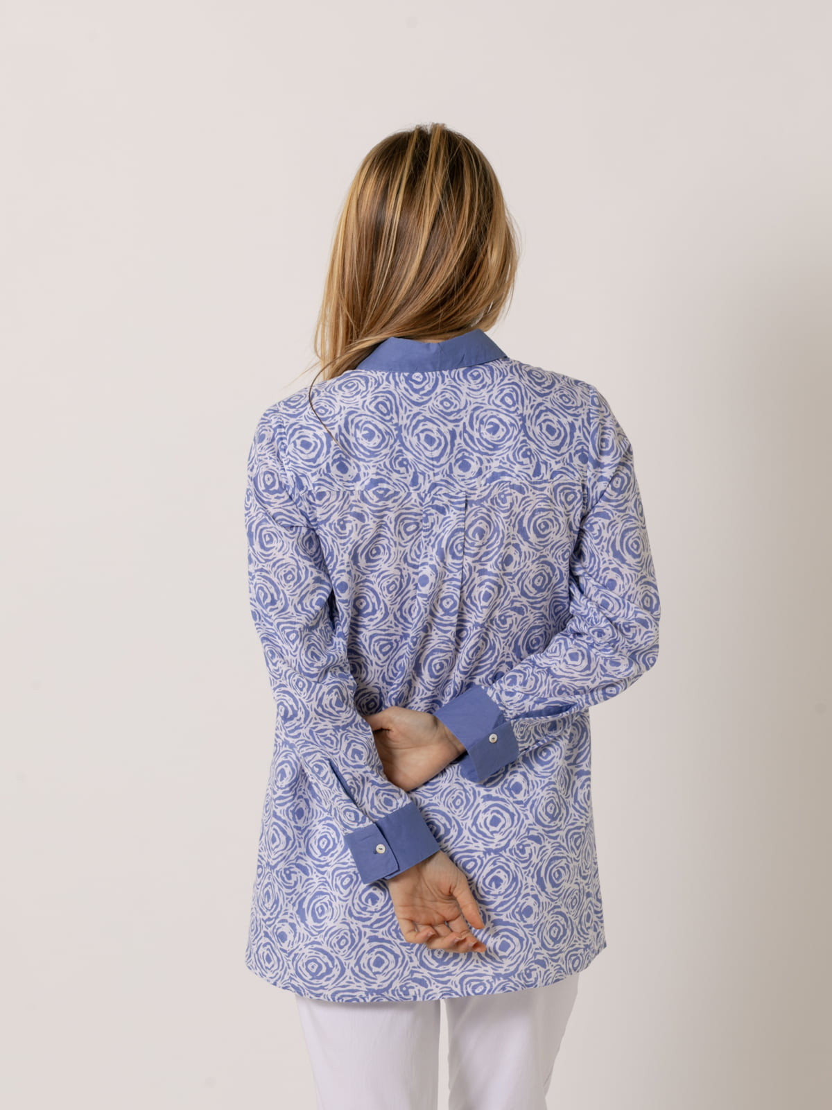 Camisa larga dibujo camelias color Azul