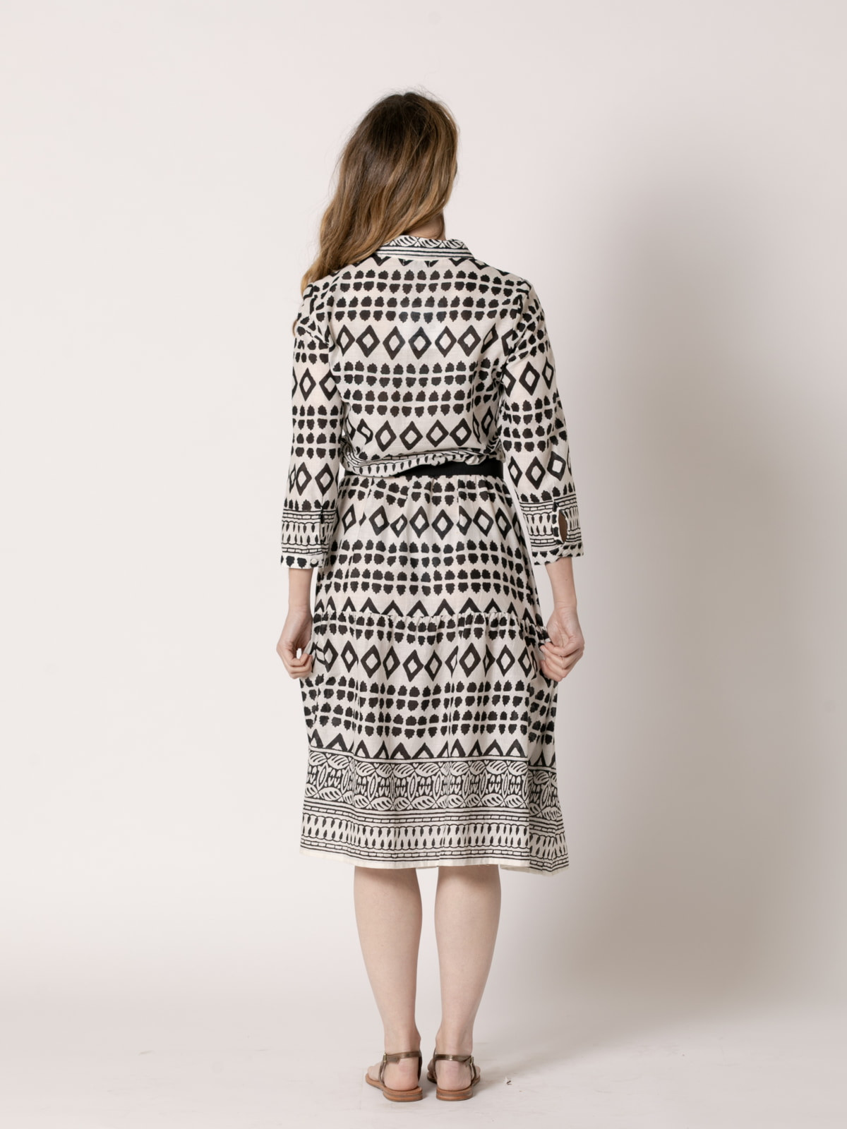 Buttoned midi shirt dress with flare  White y negro colour