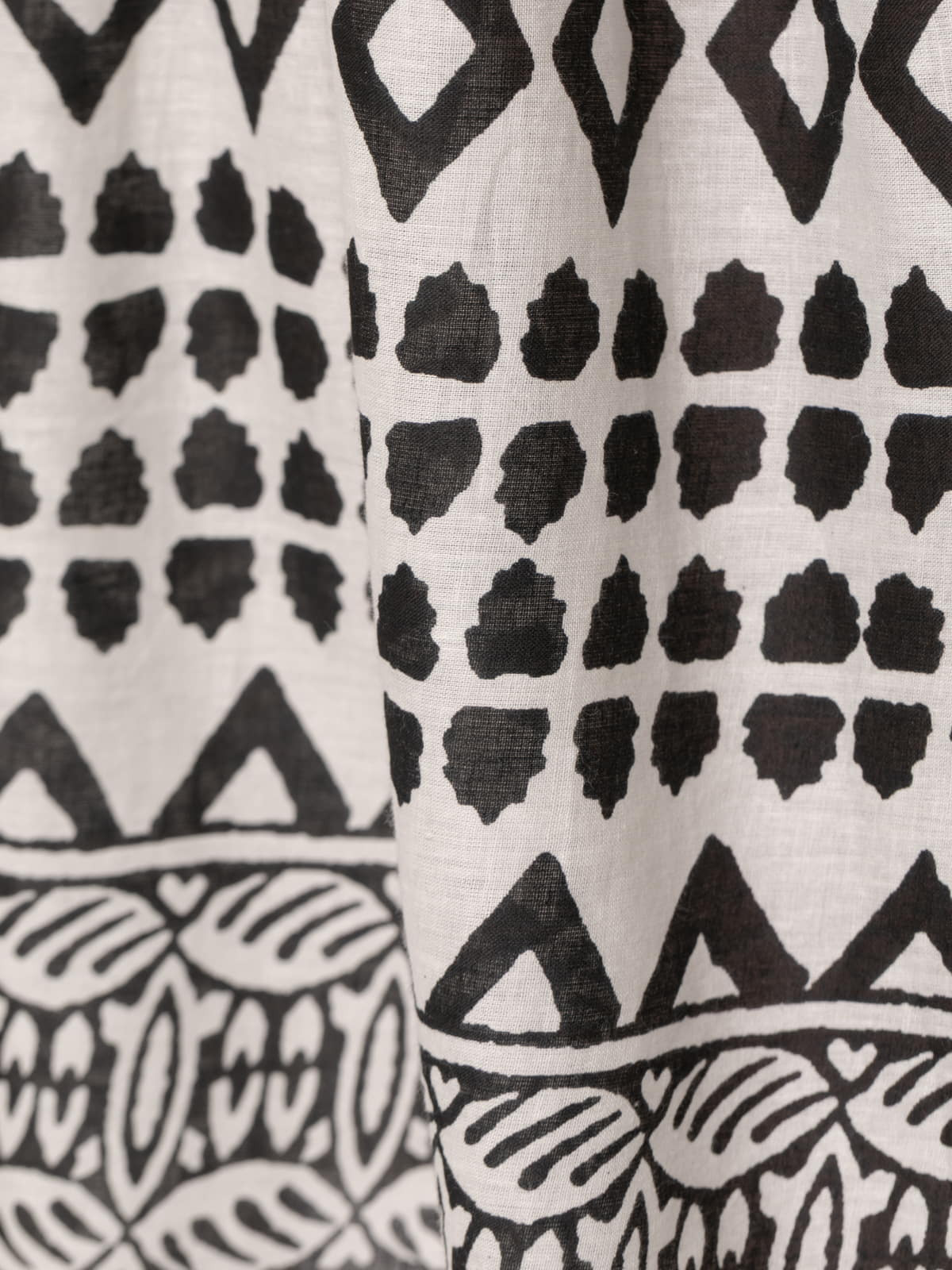 Vestido midi camisero abotonado con vuelo color Blanco y negro