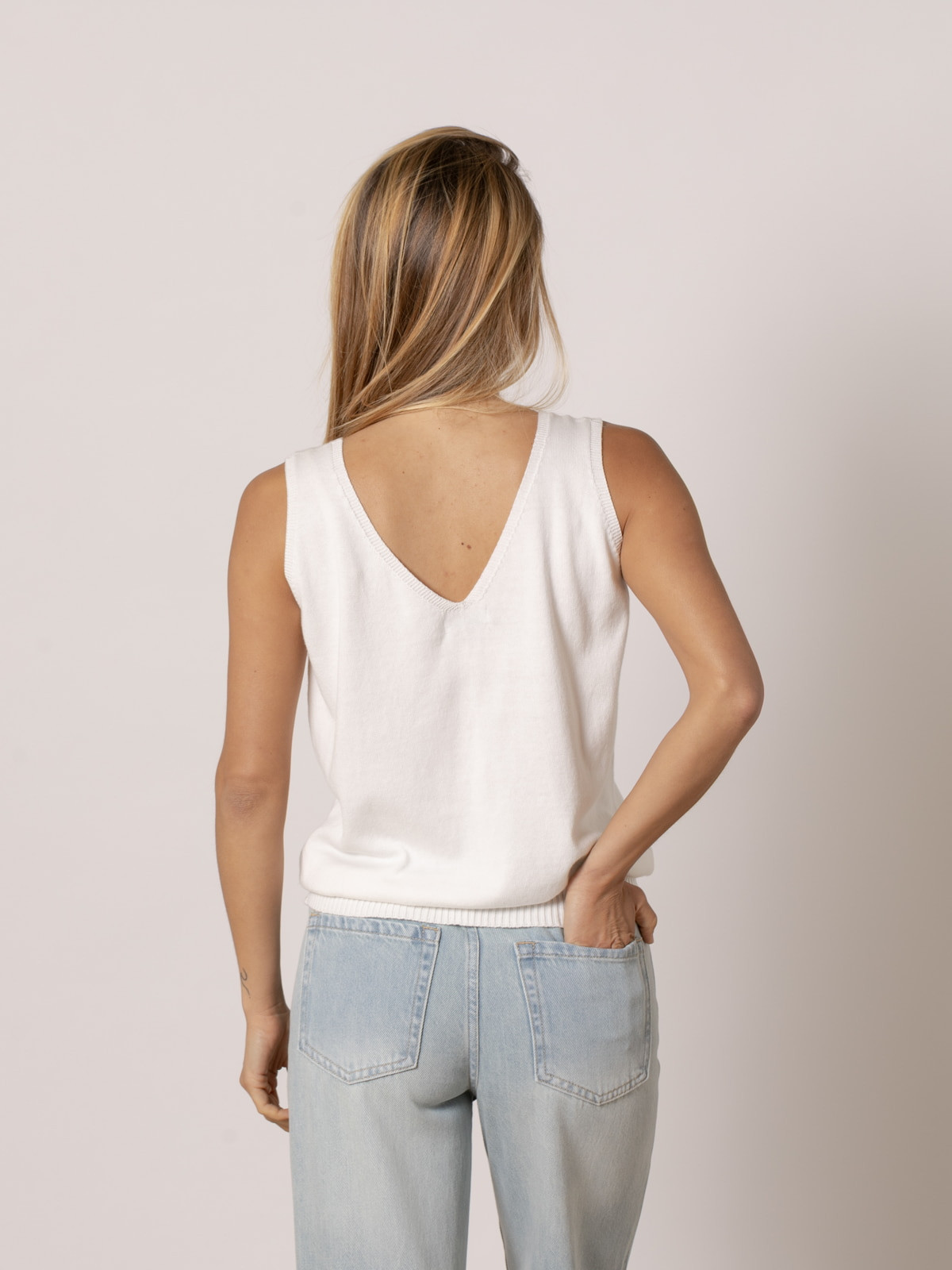 100% cotton knit top with V-neck  White colour