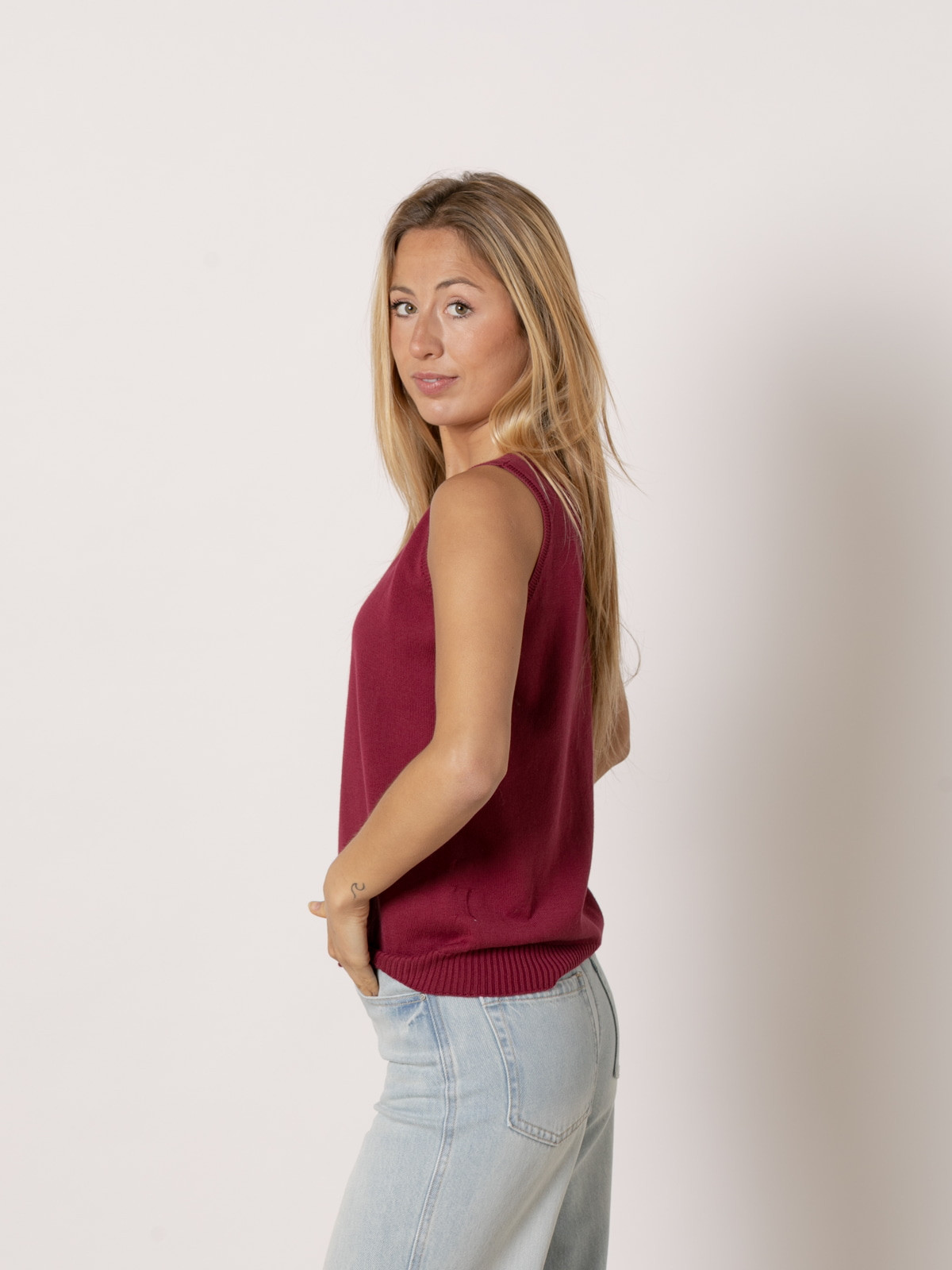 100% cotton knit top with V-neck  Bordeaux colour