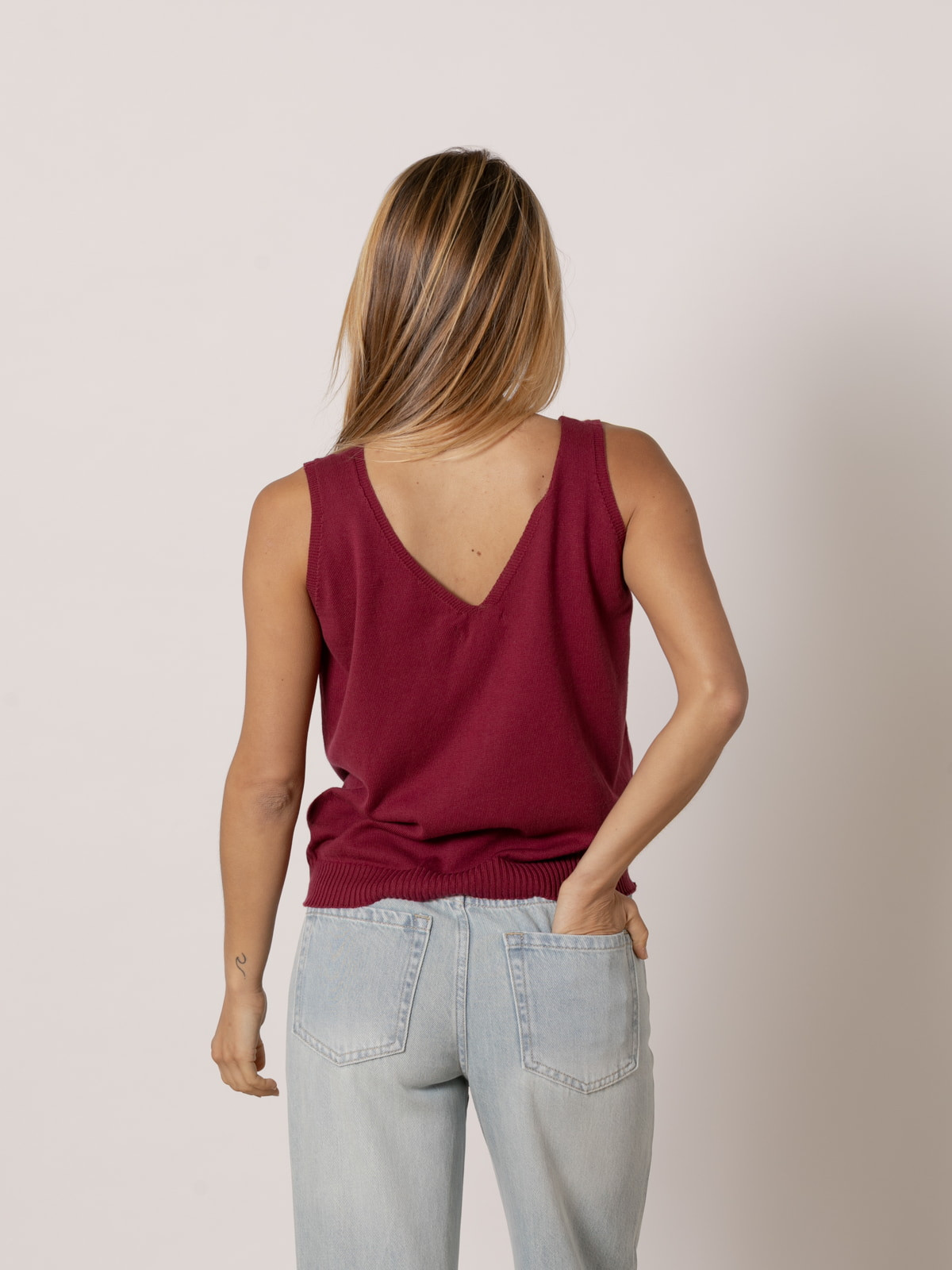 100% cotton knit top with V-neck  Bordeaux colour