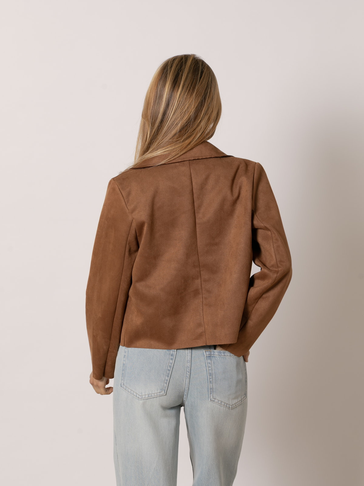 Chaqueta corta ante sintético color Camel