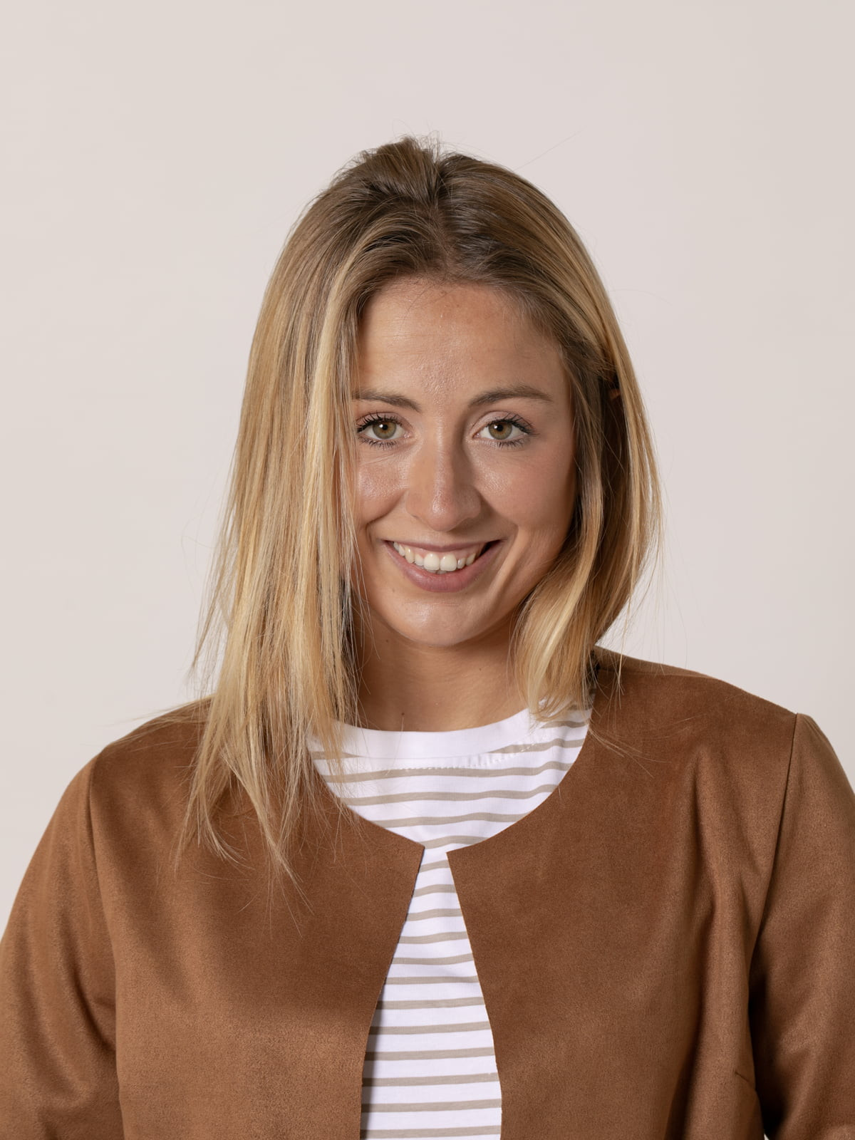 Chaqueta corta ante color Camel