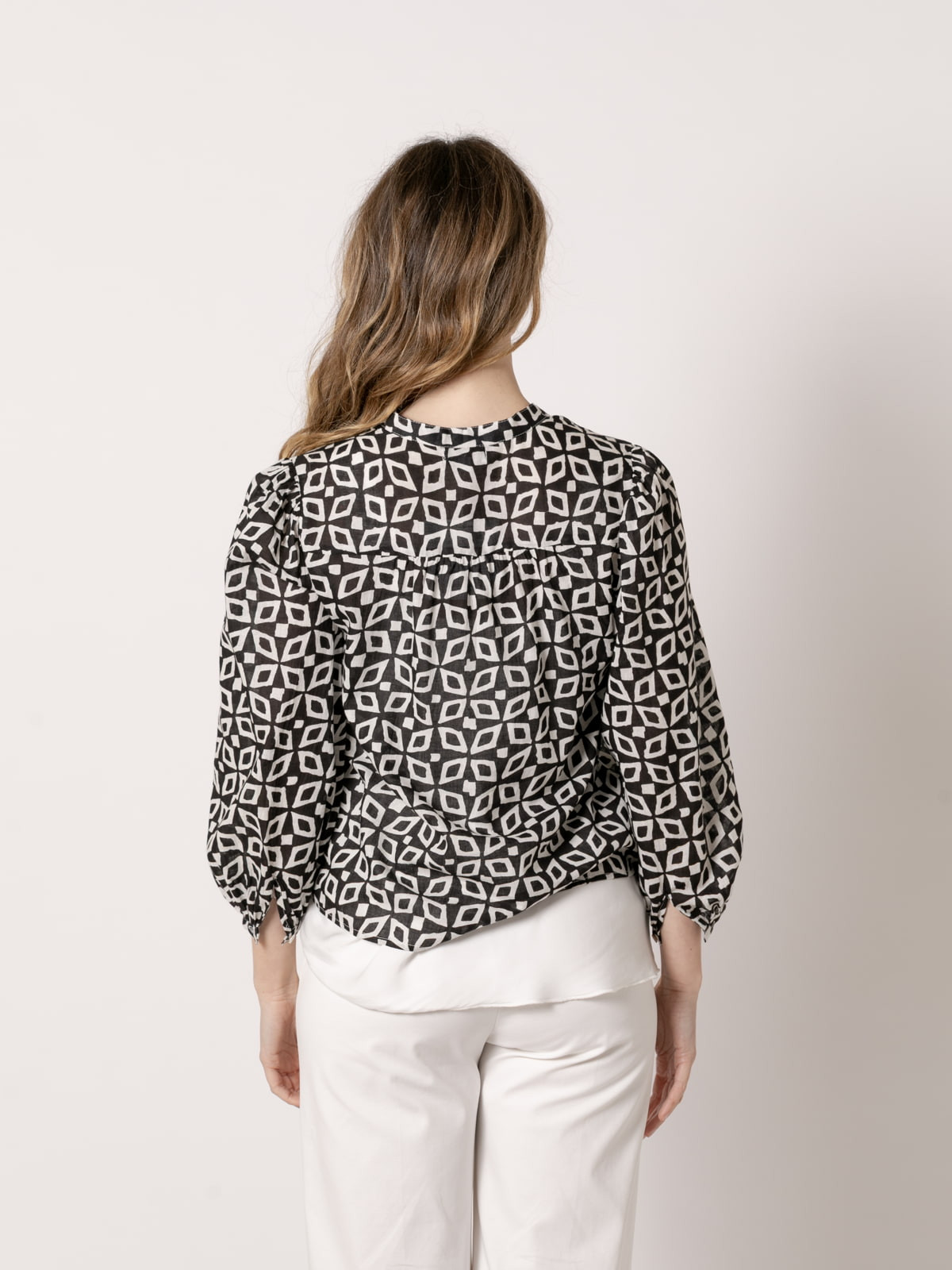 Camisa c/caja dibujo étnico color Blanco y negro