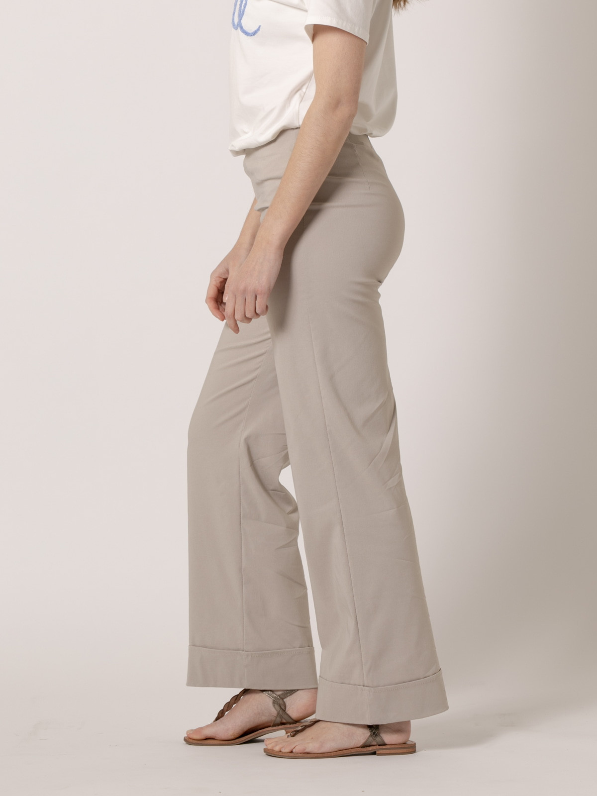 Pantalón trendy vuelta en bajo color Beige