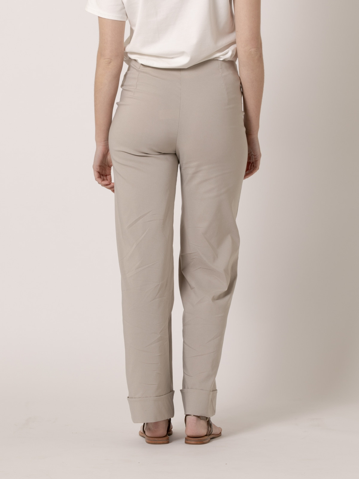 Pantalón trendy vuelta en bajo color Beige