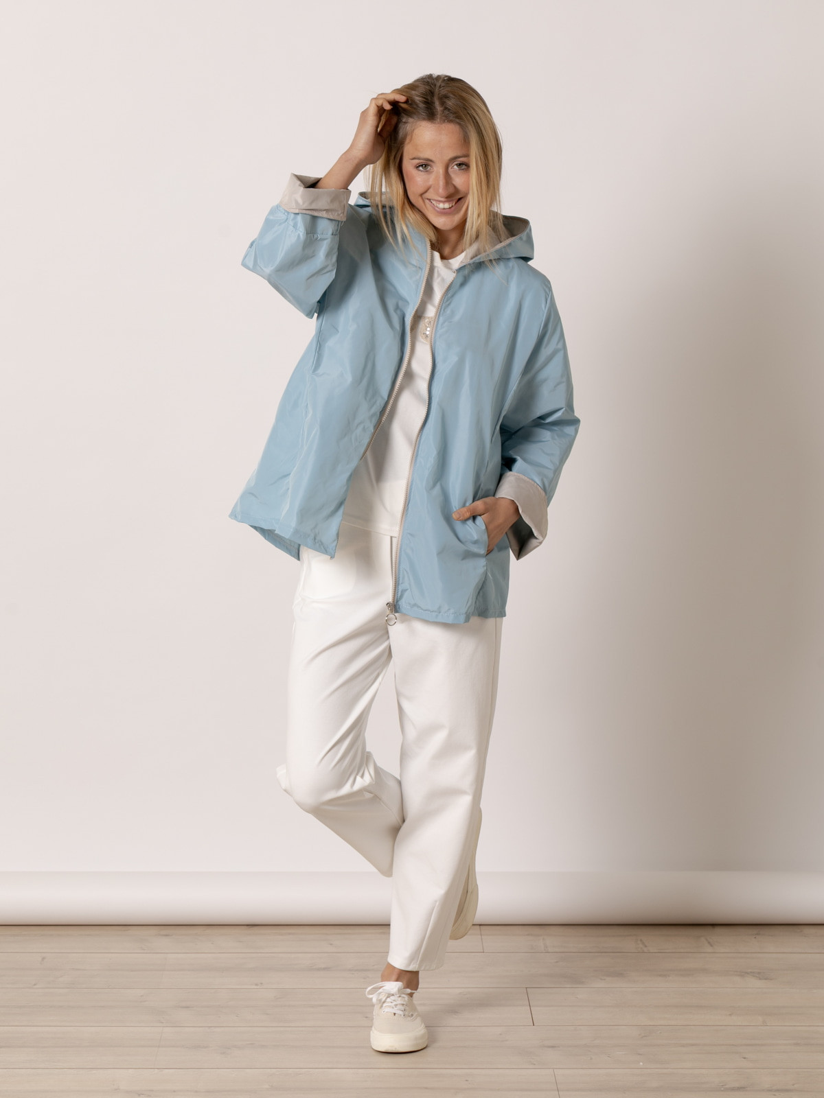 Chaqueta impermeable con vivos color Azul