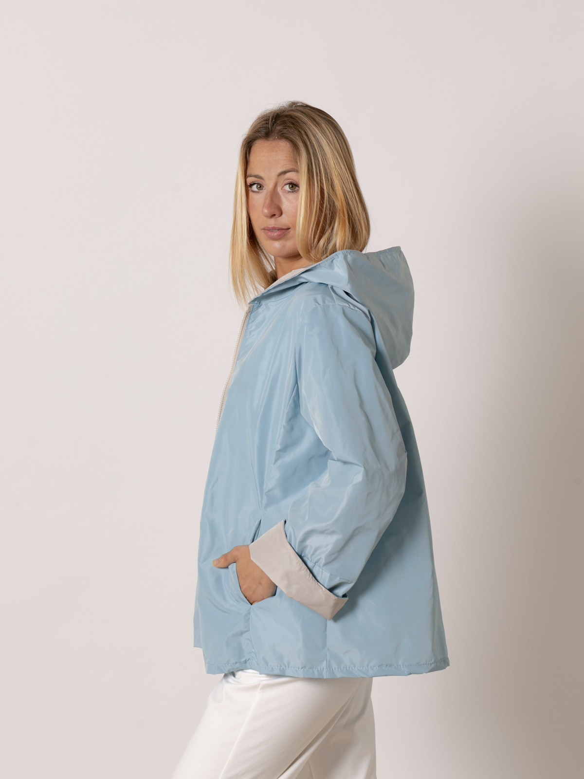Chaqueta impermeable con vivos color Azul