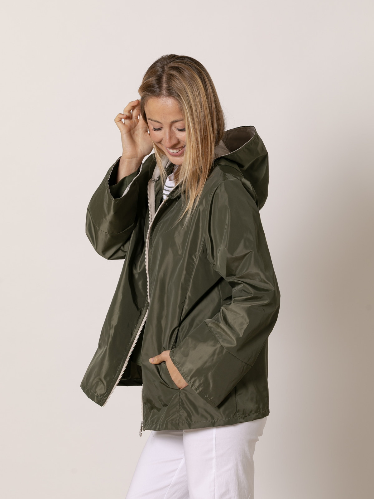 Chaqueta impermeable con vivos color Caqui