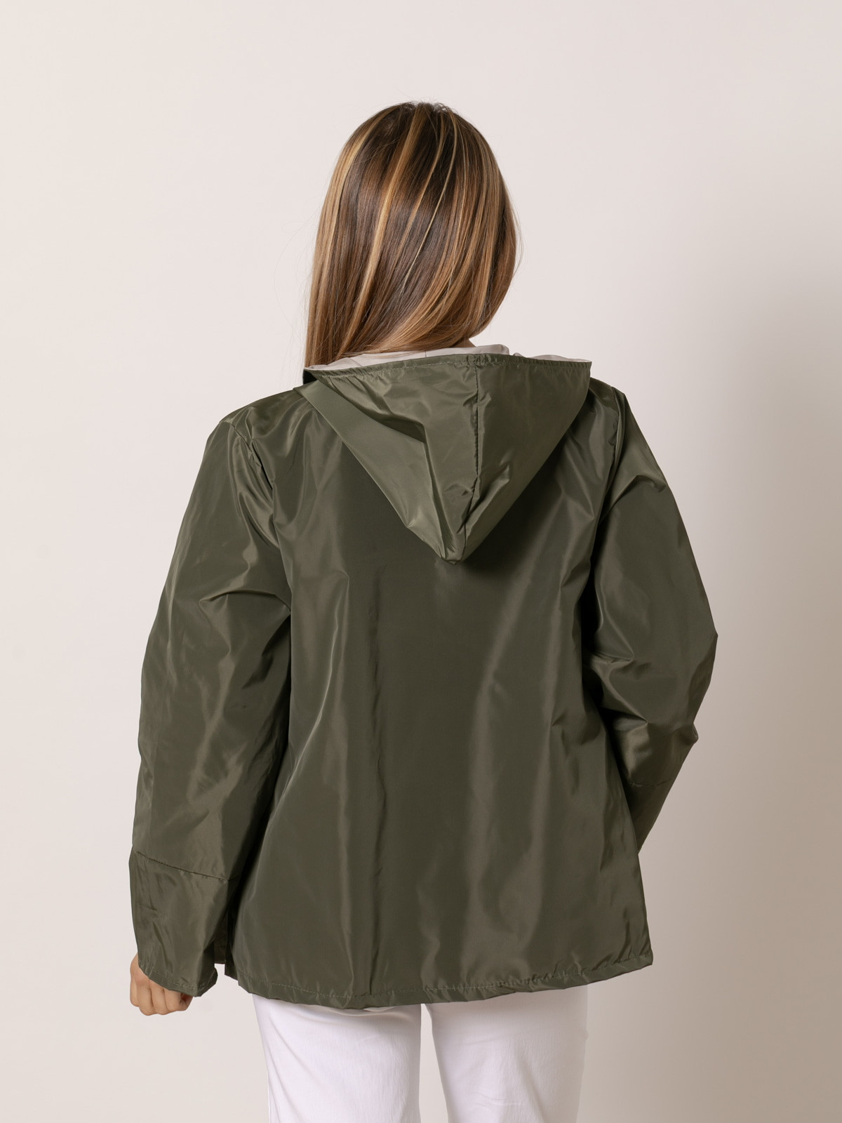 Chaqueta impermeable con vivos color Caqui