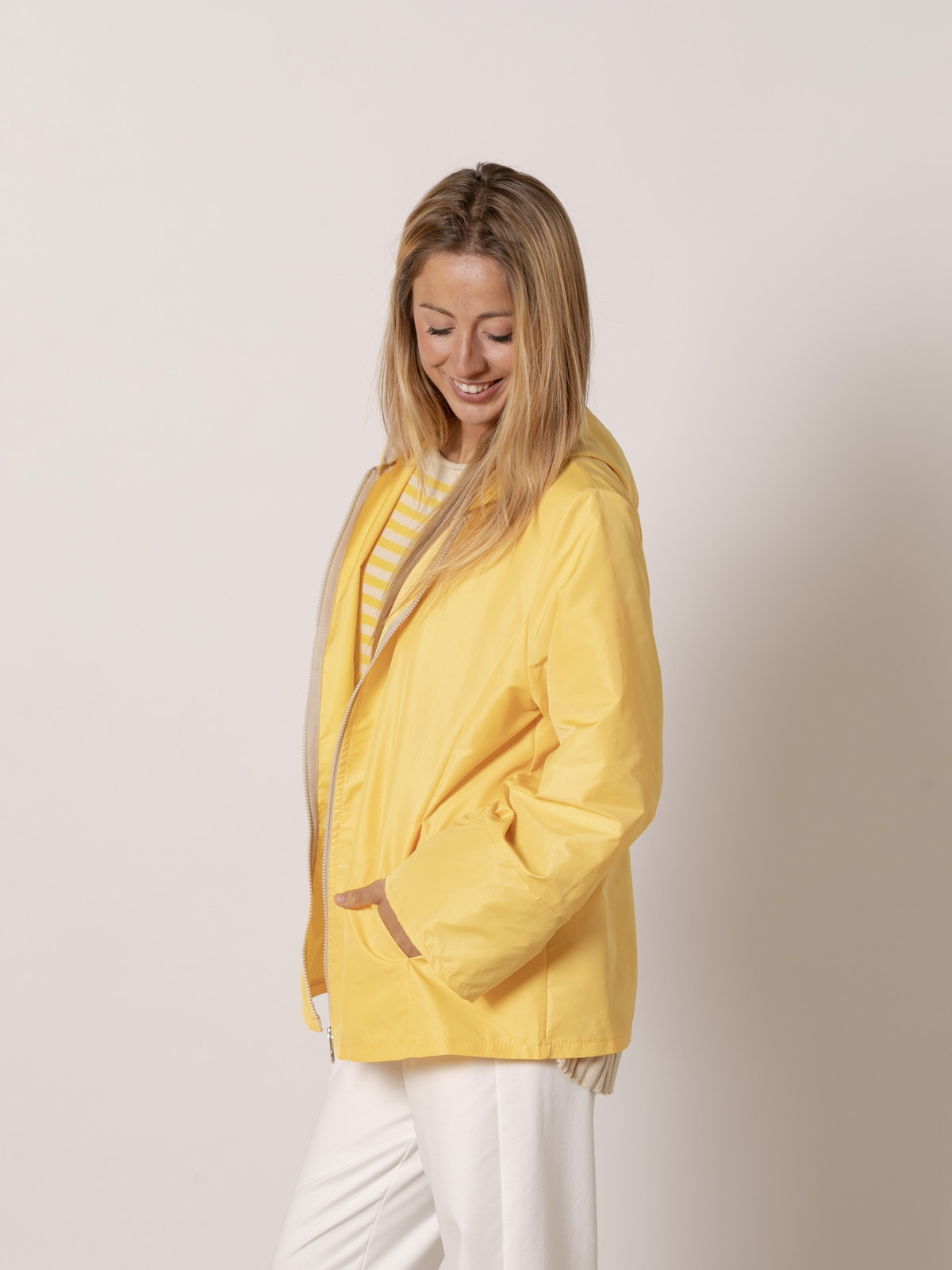 Chaqueta impermeable con vivos color Amarillo
