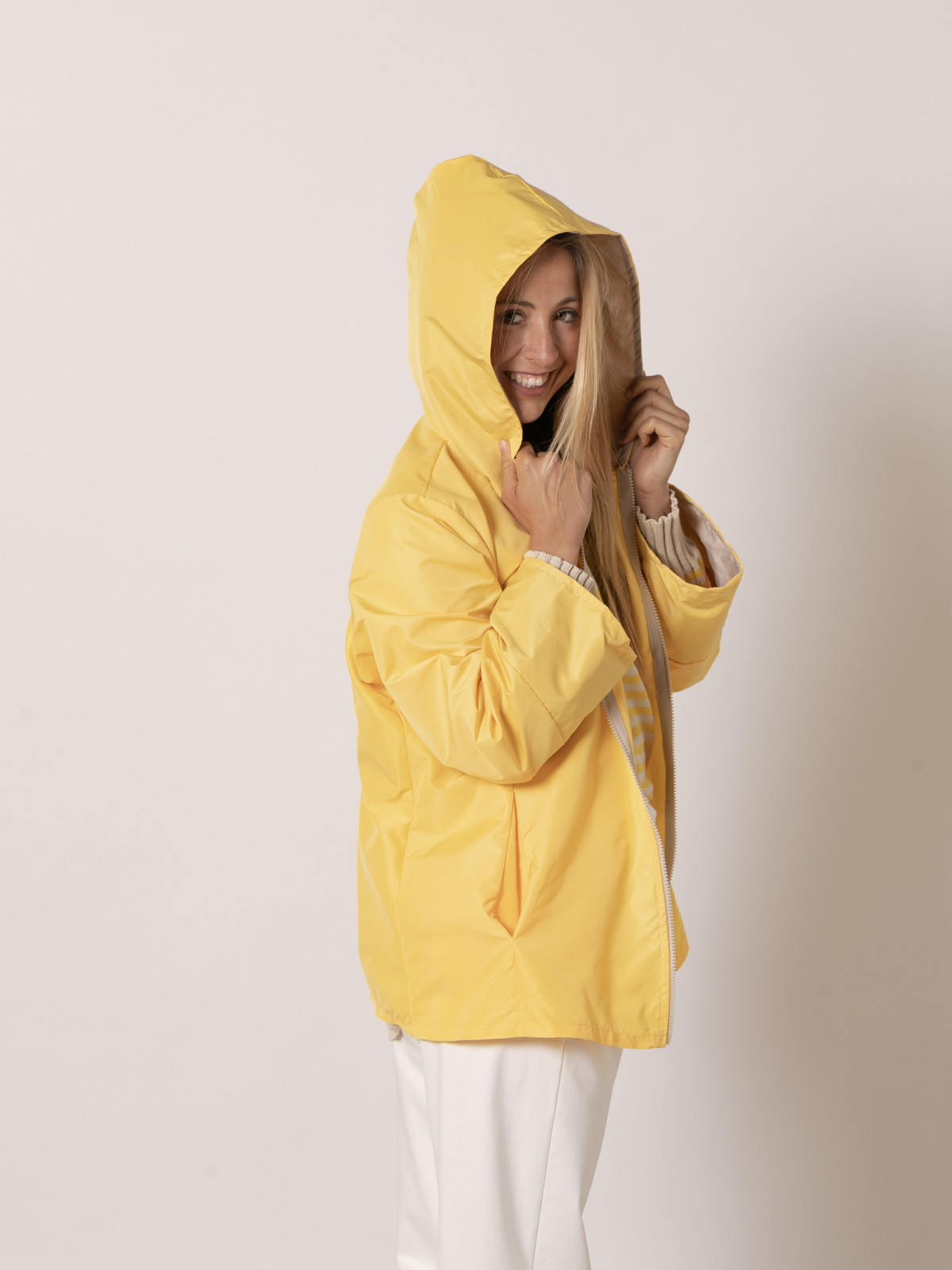 Chaqueta impermeable con vivos color Amarillo