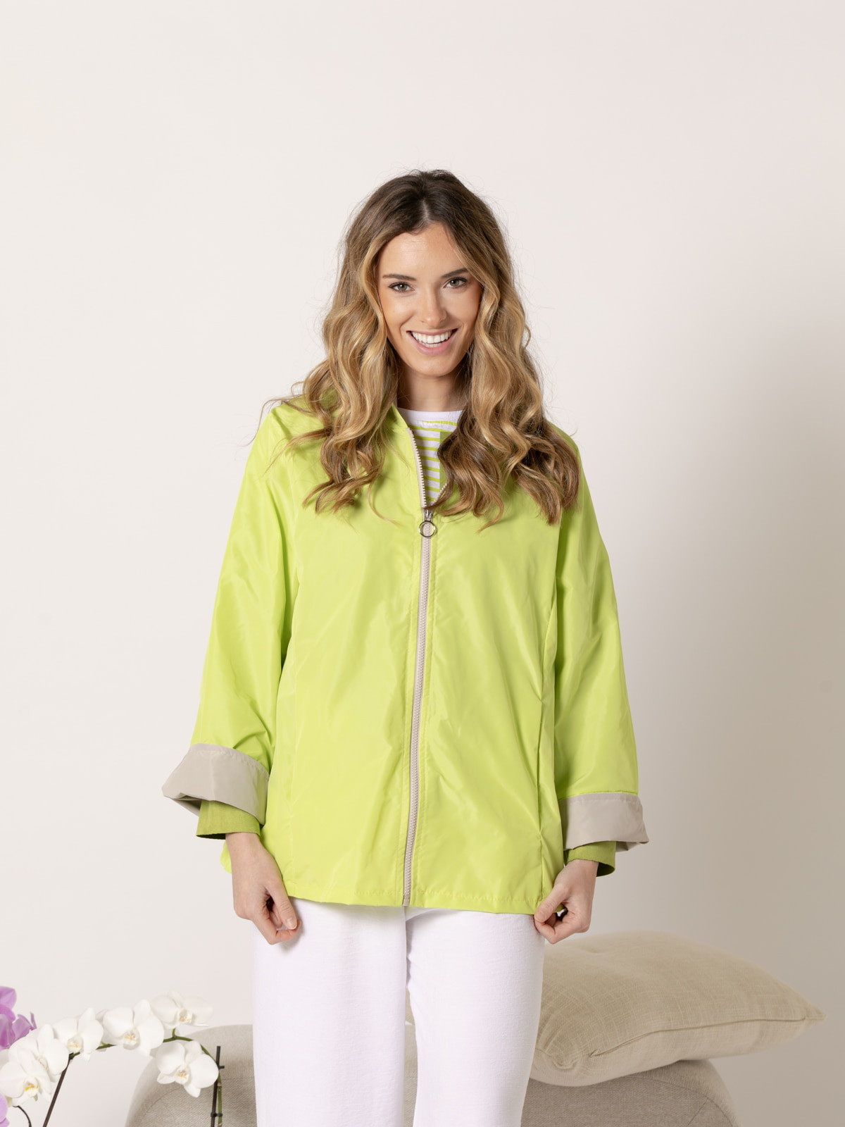 Chaqueta impermeable con vivos color verde fluor