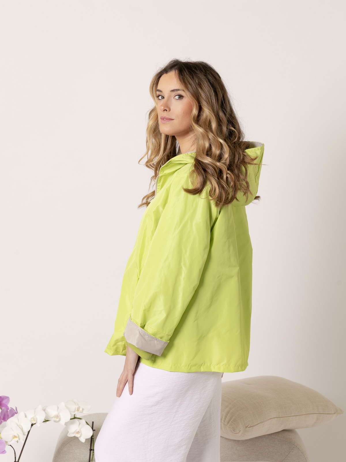 Chaqueta impermeable con vivos color verde fluor