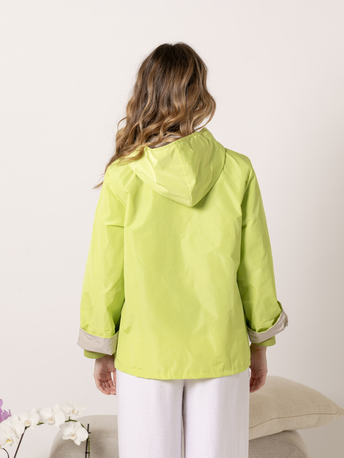 Chaqueta impermeable con vivos color verde fluor