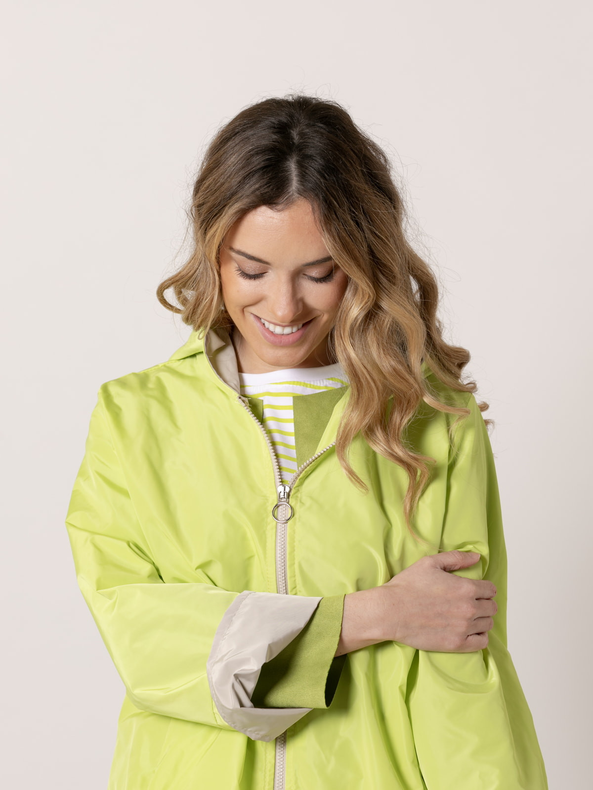 Chaqueta impermeable con vivos color verde fluor