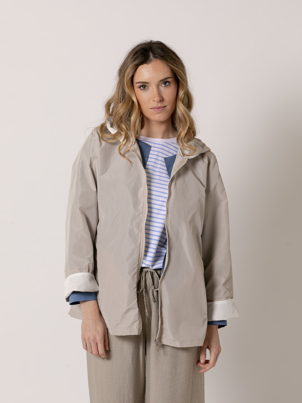 Chaqueta impermeable con vivos color Beige