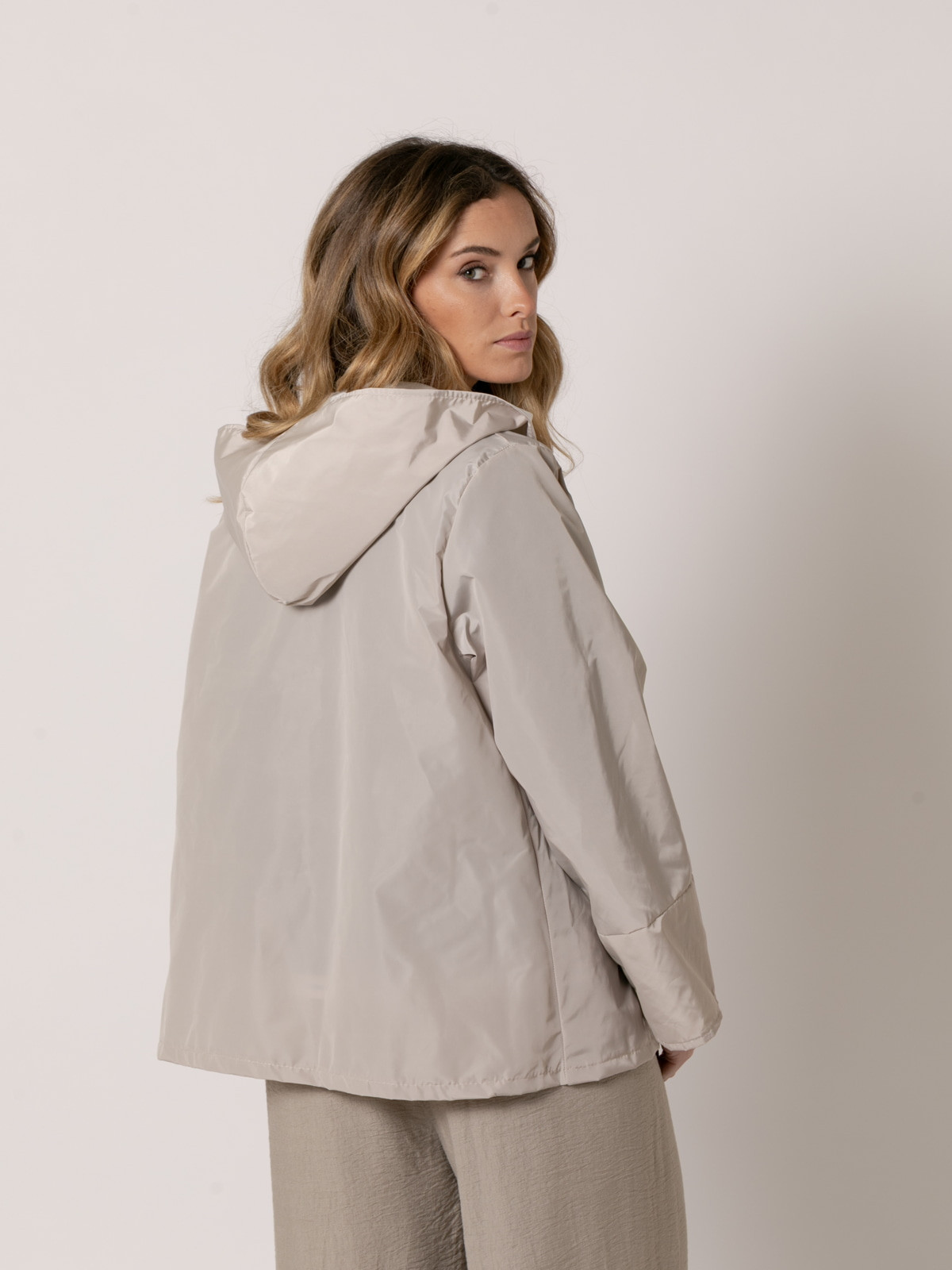 Chaqueta impermeable con vivos color Beige