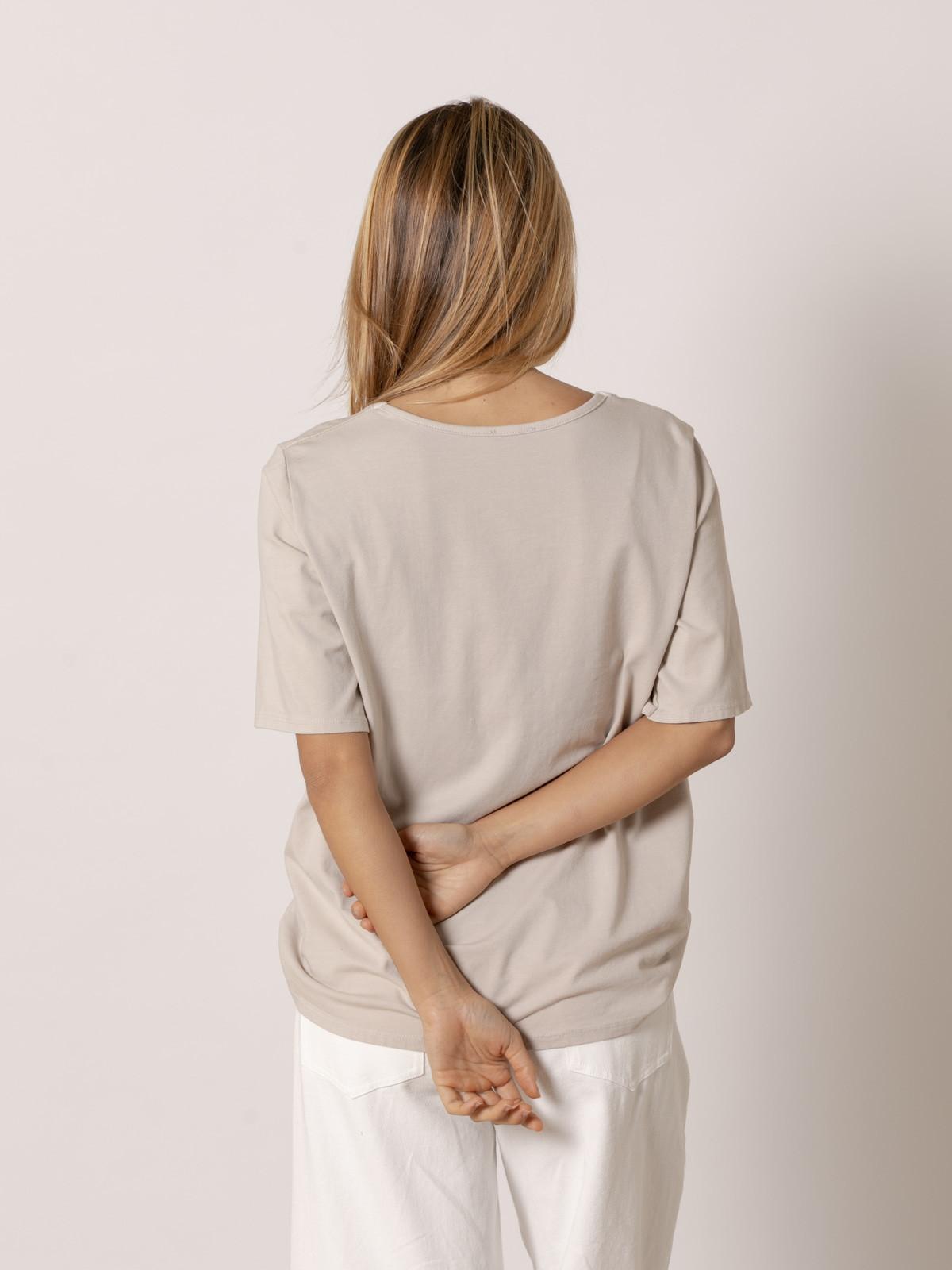Camiseta algodón 100% c/pico color Beige