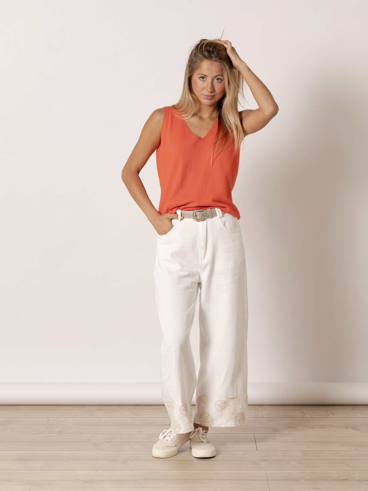 Pantalón detalle en bajo color Blanco