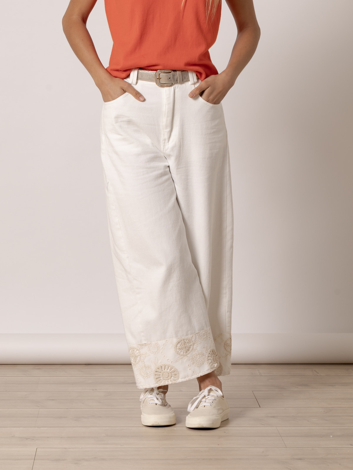 Pantalón detalle en bajo color Blanco
