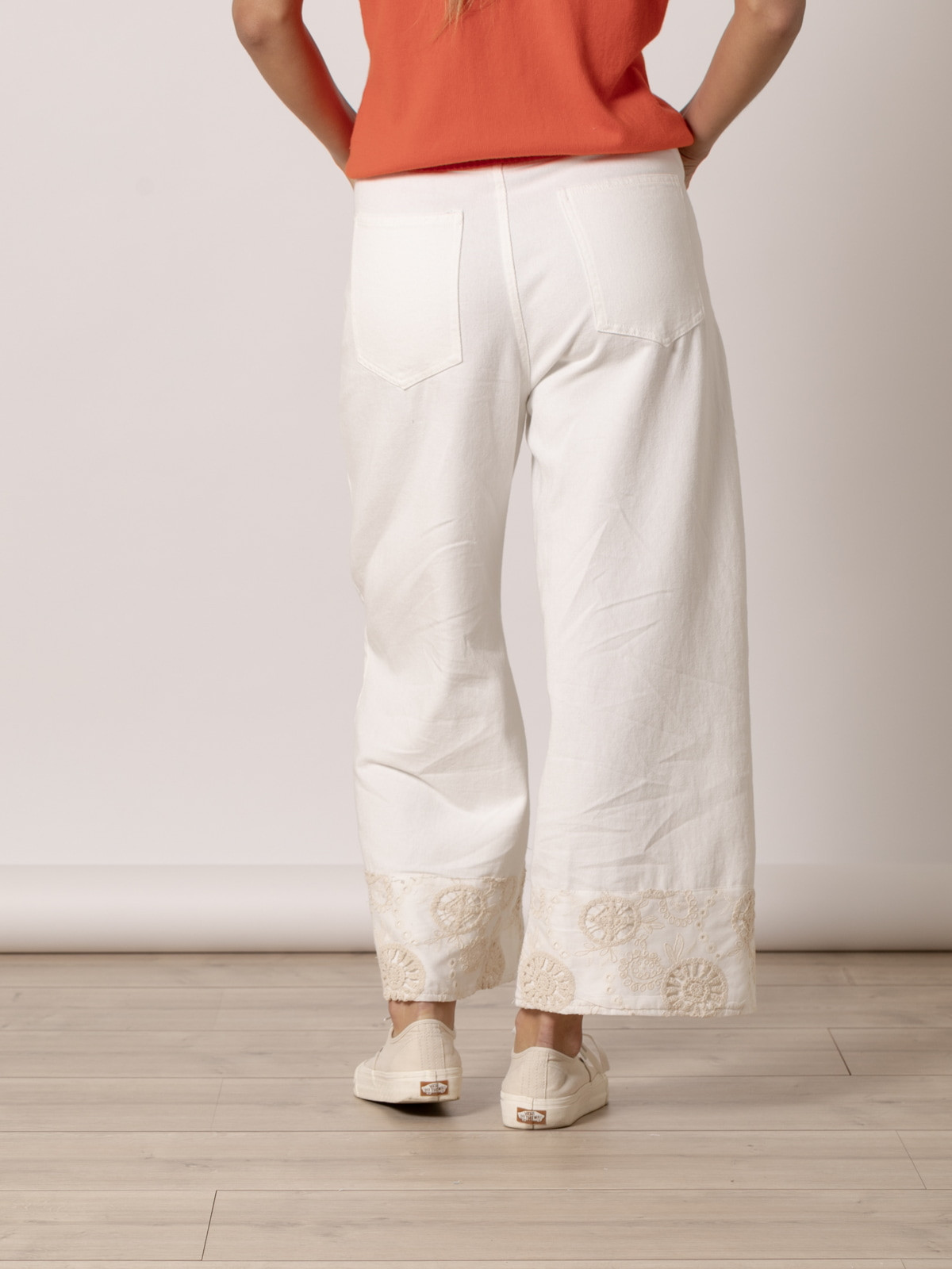 Pantalón detalle en bajo color Blanco