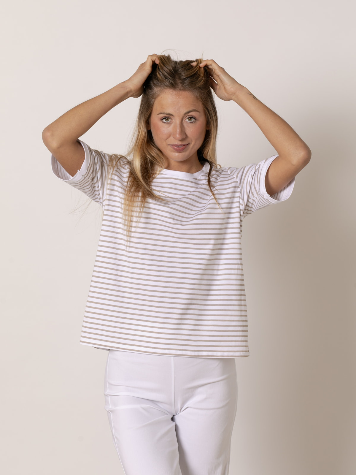 Camiseta de rayas c/redondo vivos color Beige