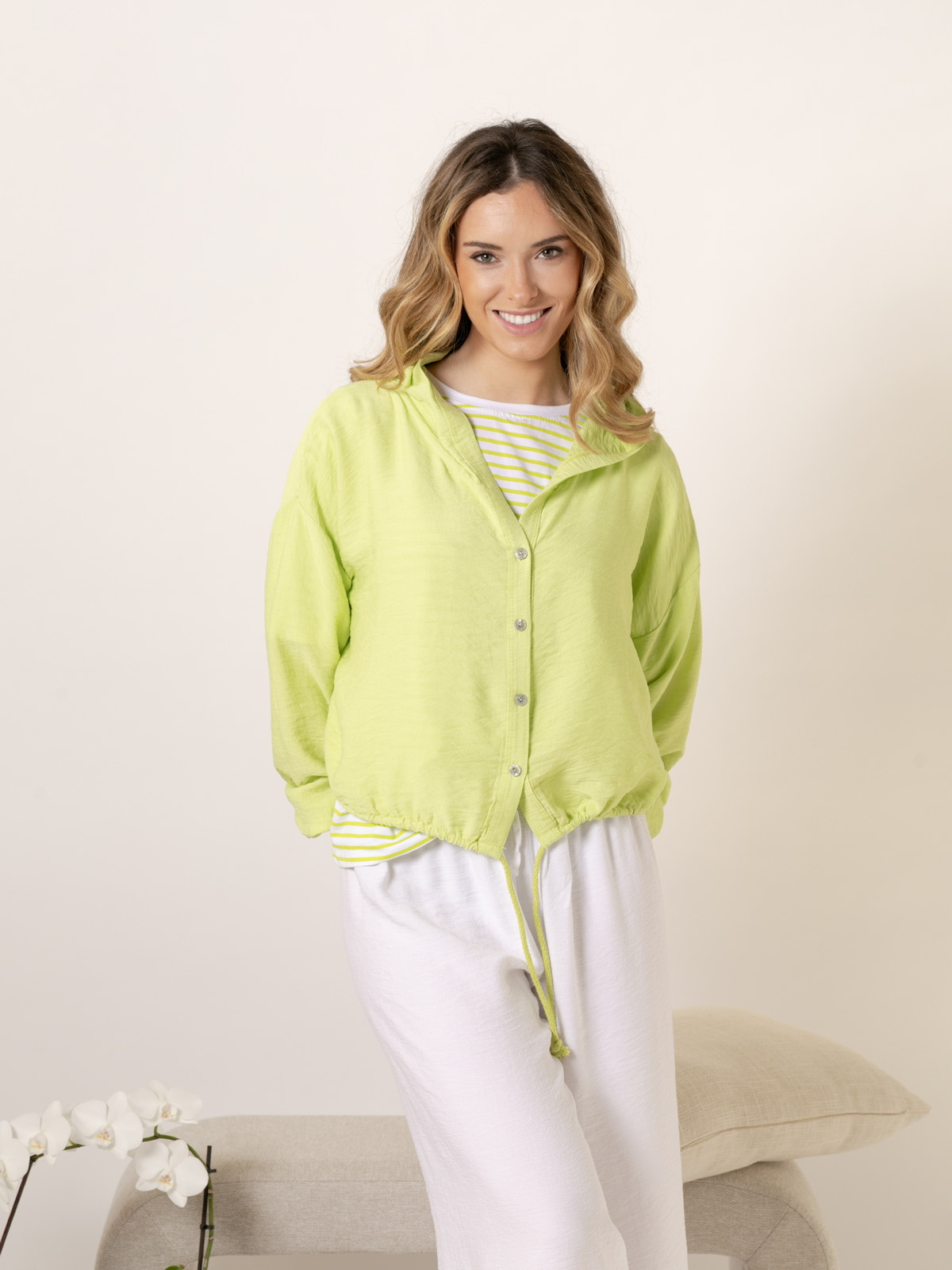 Chaqueta corta capucha visco vegetal color Verde