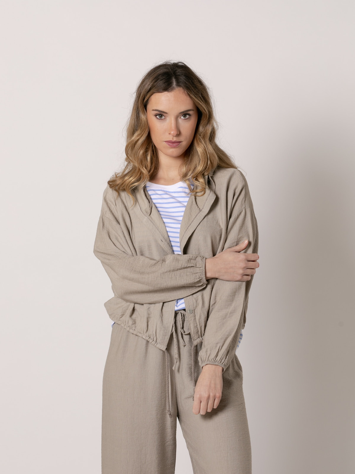 Chaqueta corta capucha visco vegetal color Taupe