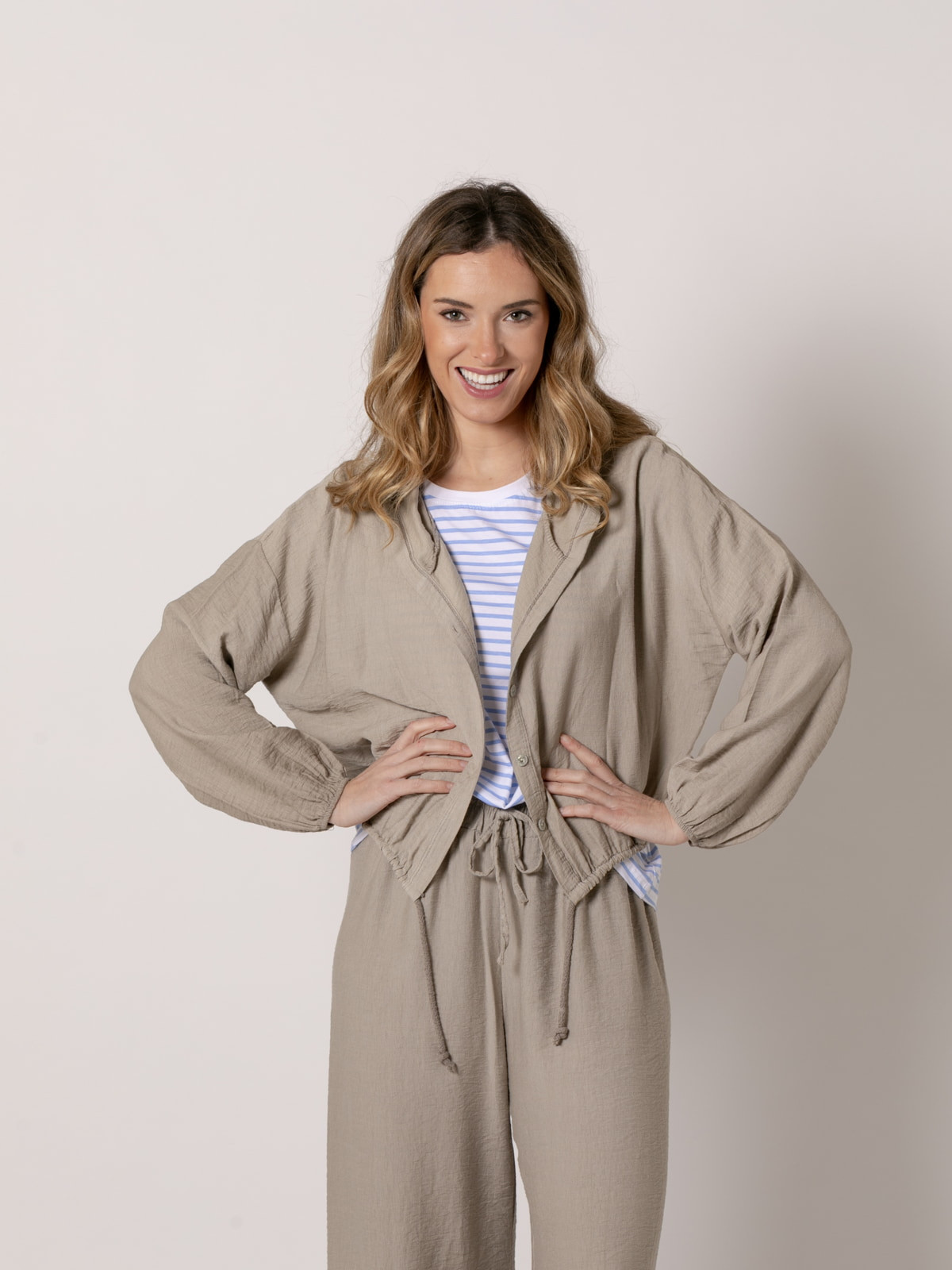Chaqueta corta capucha visco vegetal color Taupe