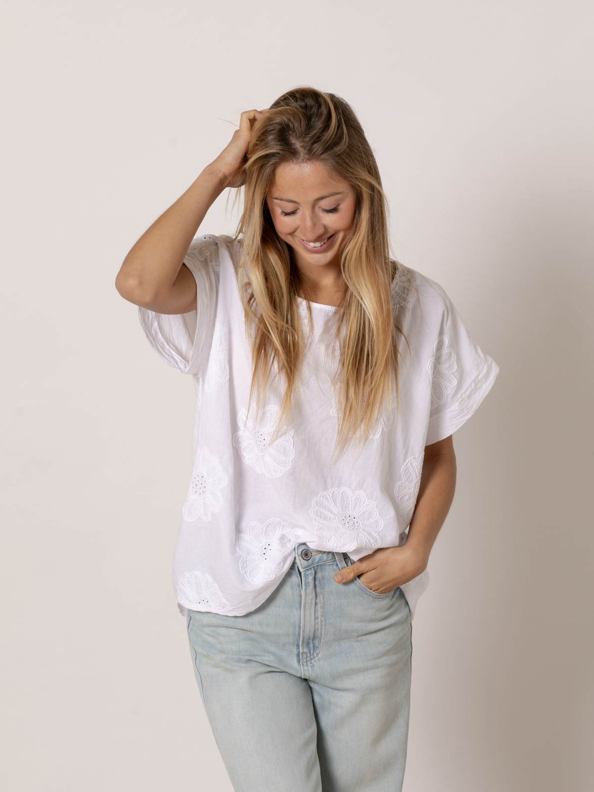 Blusa algodón flor bordada color Blanco