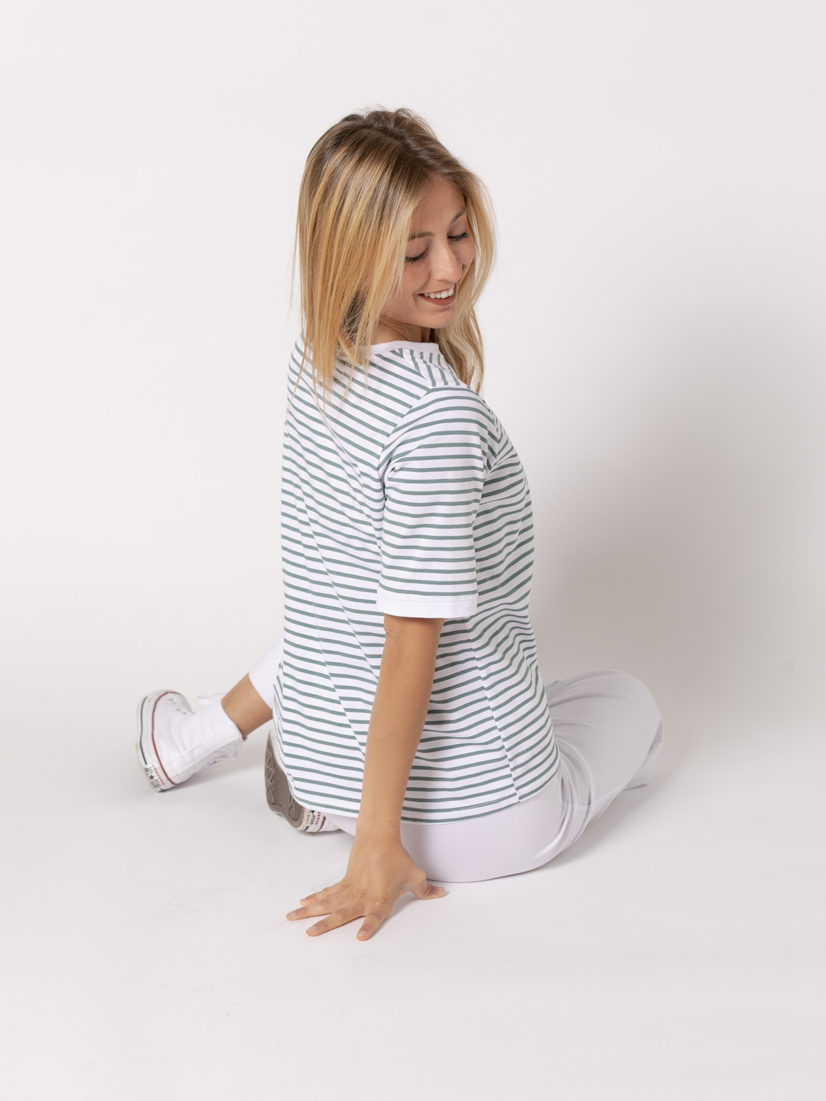 Striped T-shirt with rounded edges  verde esmeralda colour