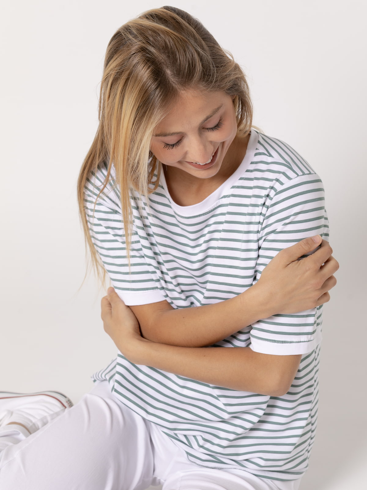 Striped T-shirt with rounded edges  verde esmeralda colour