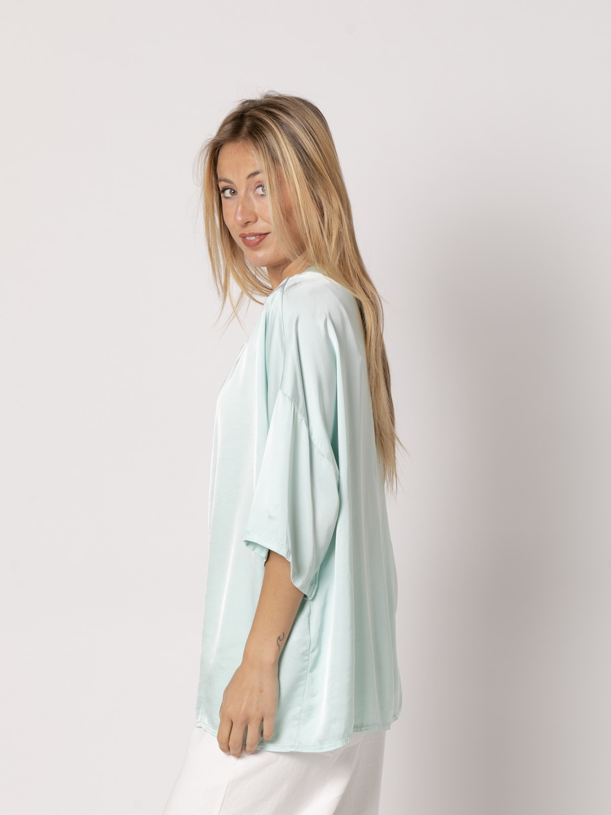 Blusa oversize raso vegetal color Aqua