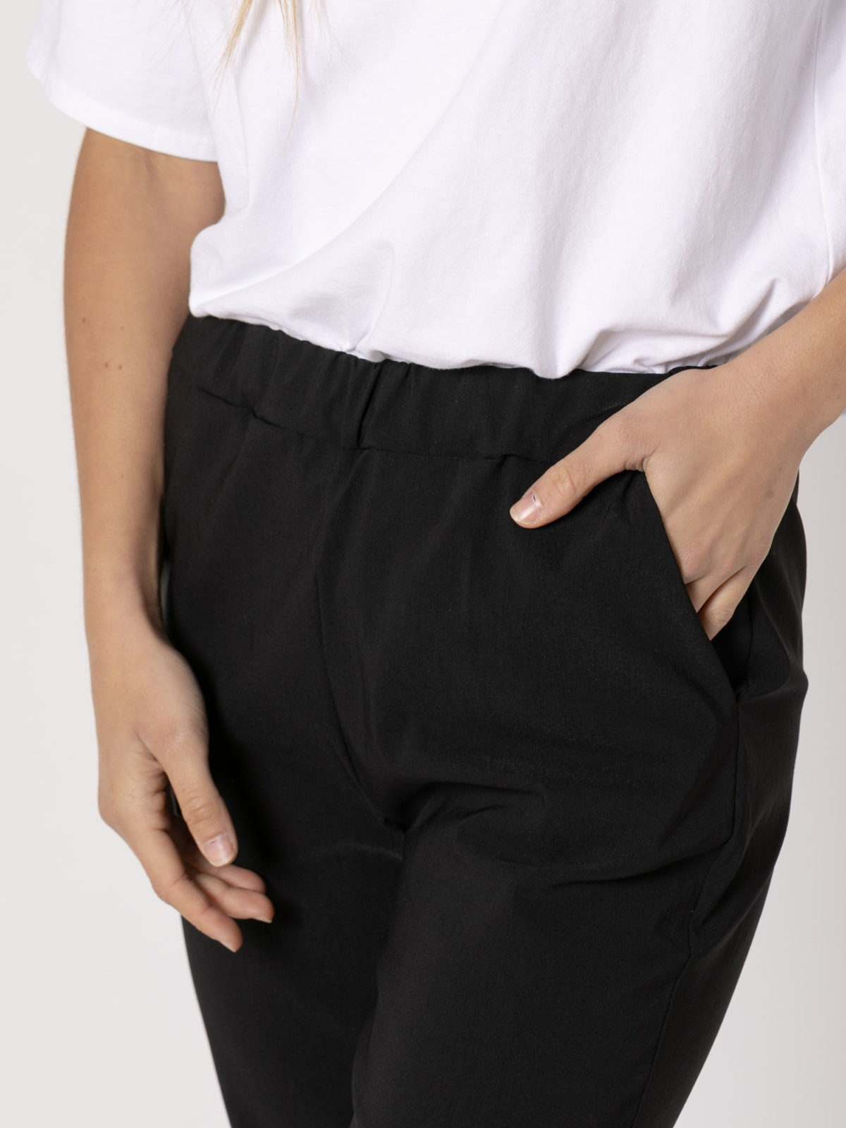 Pantalón tobillero elástico color Negro