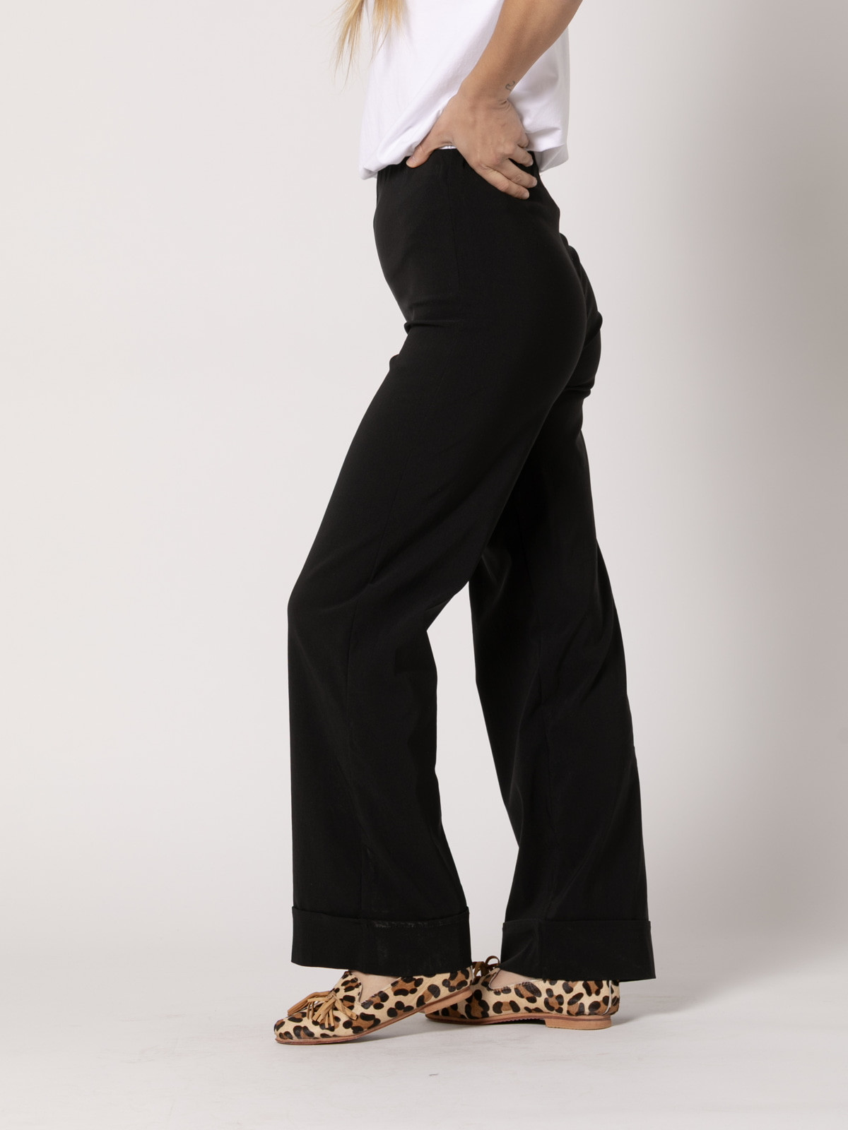 Pantalón trendy vuelta en bajo color Negro