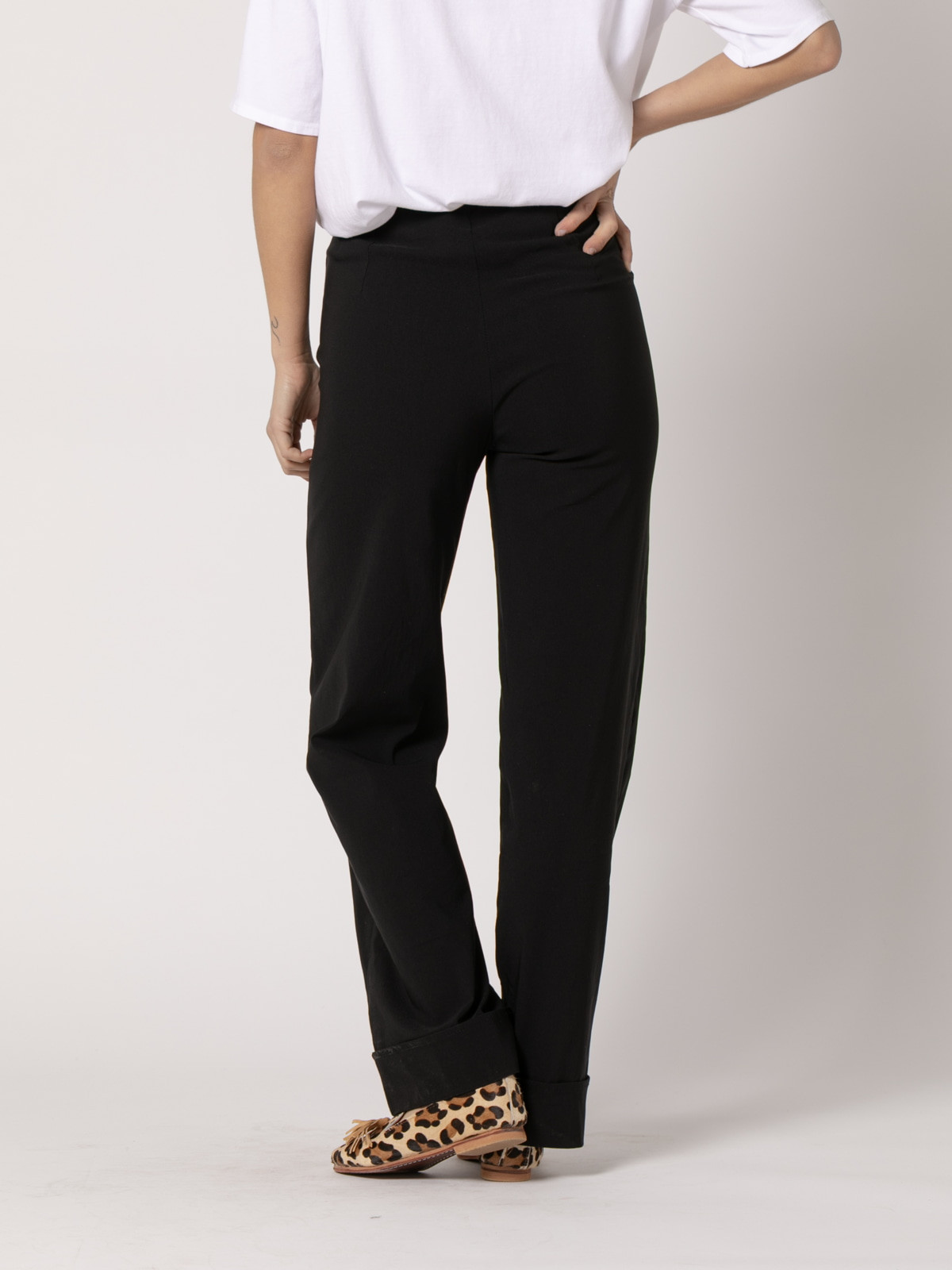 Pantalón trendy vuelta en bajo color Negro