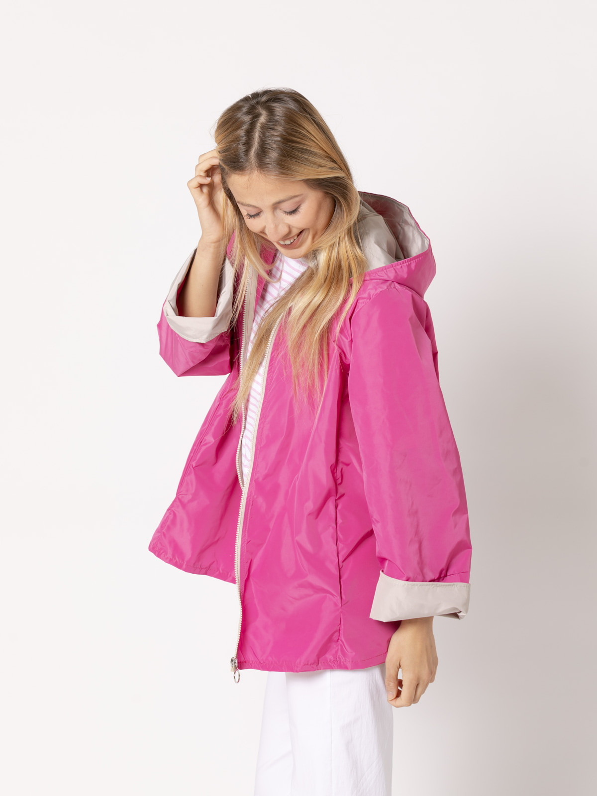 Chaqueta impermeable con vivos color ORQUIDEA